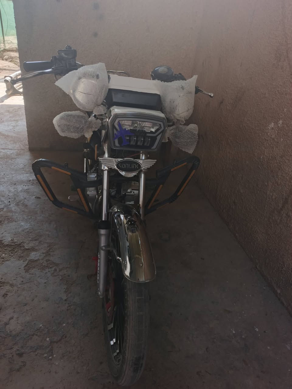 سلام عليكم سونك
محرك 200cc

2024 

اوراقها كامله ضاغطه وزنجيل مكينه بلاديه برغي ما مفتوح بيها عيزها ترتيب شويه شلعه مالتها ورزانه كهربائيت كله شغاله للبيع سعرها700وبيها مجال عنواني ديالى الخالص  خاص مفتوح ***********
