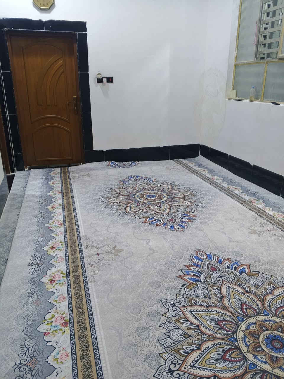 السلام عليكم ورحمة الله 
دار للبيع 100 مربع 
10 × 10 طابقين 
النداء شارع قنبر 
يحتوي على ثلاث غرف وصالتين واستقبال ومطبخ وصحيات عدد 3 
بناء شغل جناي 
يبعد 50 م عن شارع قنبر 

مطلوب للاسكان 39 
للاستفسار خاص او على الرقم 
***********
