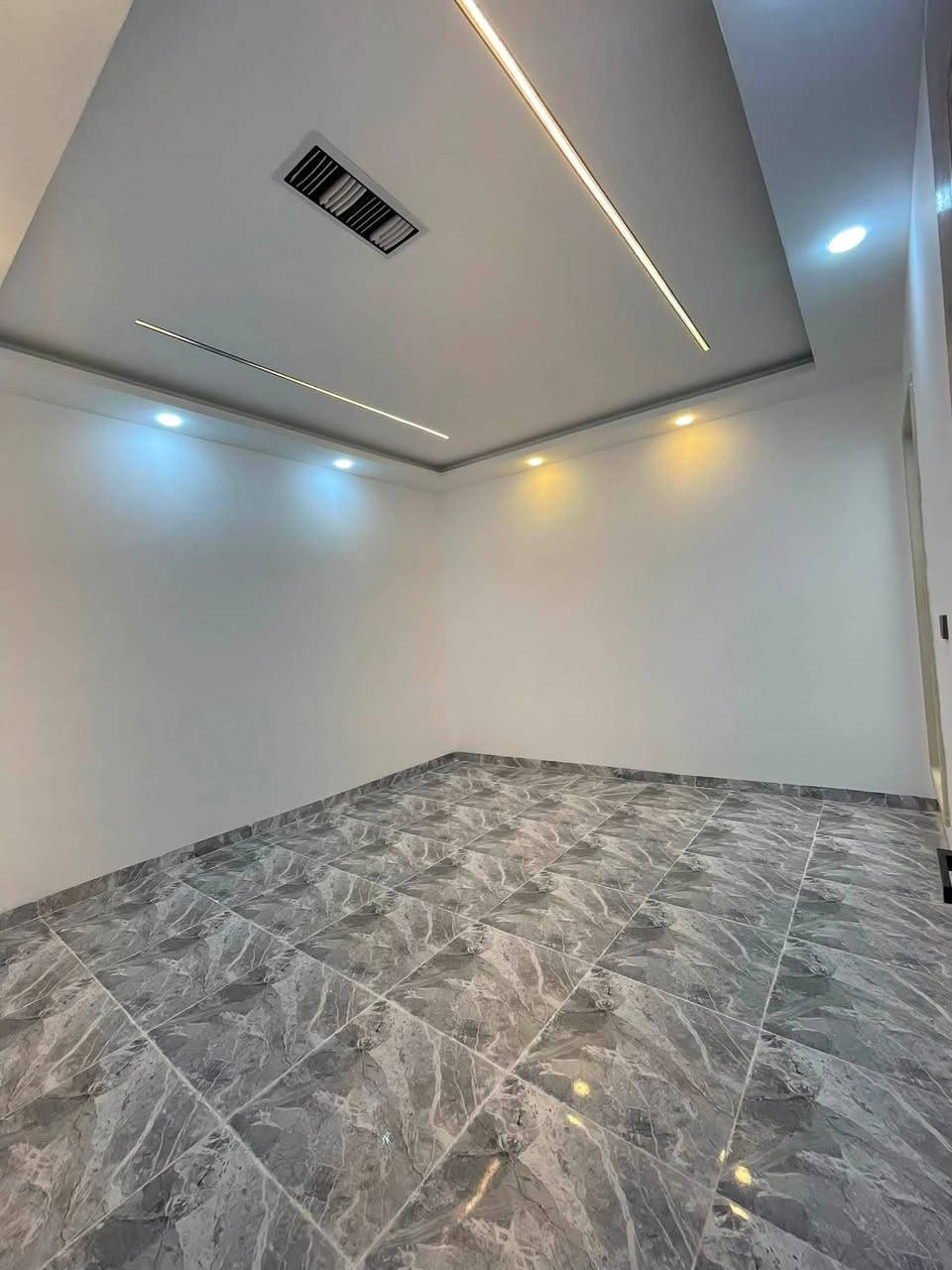 عروض مكتب الاخؤين للعقار حي الملاين الأولى 
🏡 دار للبيع – حي الملايين قرب جامع اهل القرأن
📐 المساحة: 140 م • واجهة 11 
بناء حديث 2026 زيرو تسليم فوري خدمات كامله 
🏠 تفاصيل الدار:
🔹 الطابق الأول:
• غرفتين نوم• هول• مطبخ• استقبال• صحيات
🔹 الطابق الثاني:
• غرفه نوم• بيتونه
📄 صنف الأرض:
زراعي حق التصرف (نموذج 25)
📞 للاستفسار والتواصل:

*********** ابو رعد 

*********** ابو عمر 

***********رعد بيغمبرلي
