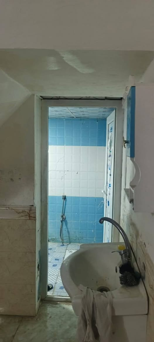 ‏بيت للبيع مساحته ١٠٠ طابق ونص غرفتين وصالتين واستقبال ومطبخ و ثلاث صحيات حي الوفاء مقابل الهندية منطقه الأربعين شارع عشره سعره ١٣٥ وبين مجال وحاليا ماجر ٣٥٠ 
‏للاستفسار مكتب بركات ام البنين ***********
‏
