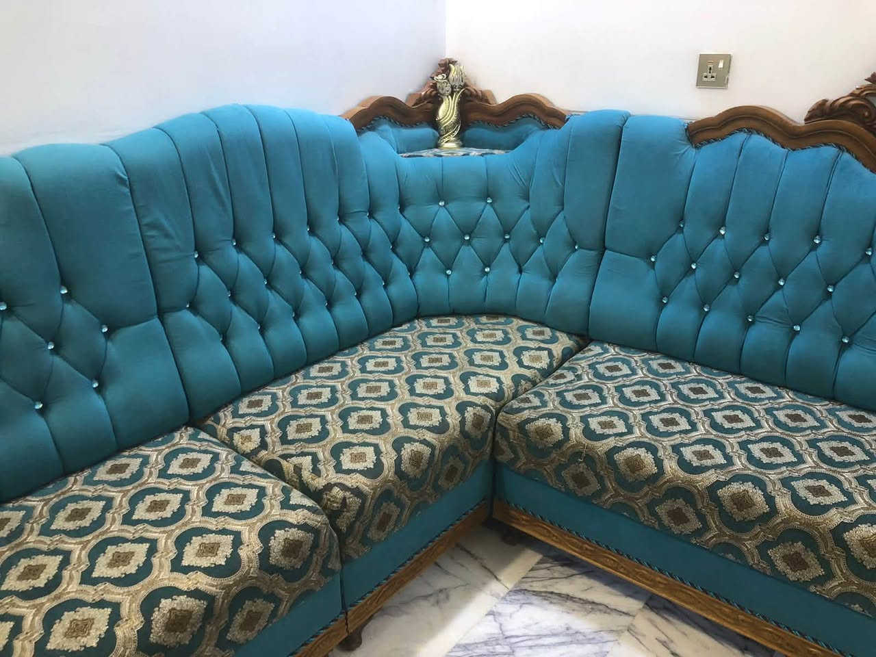 للبيع طقم كنب زاوية تركي 🛋️✨
لون تركوازي/أزرق مميز مع تطريز ونقوش أنيقة، وإطار خشبي محفور بتفاصيل فخمة.
الكنب نظيف ومحافظ عليه وحالته واضحة بالصور.
مناسب للصالات والمجالس ويعطي المكان شكل راقي وفخم 🤍
  السعر / مليون و٢٥٠) 
الرمادي الاندلس 

للجادين فقط، التواصل خاص على الرقم

***********
