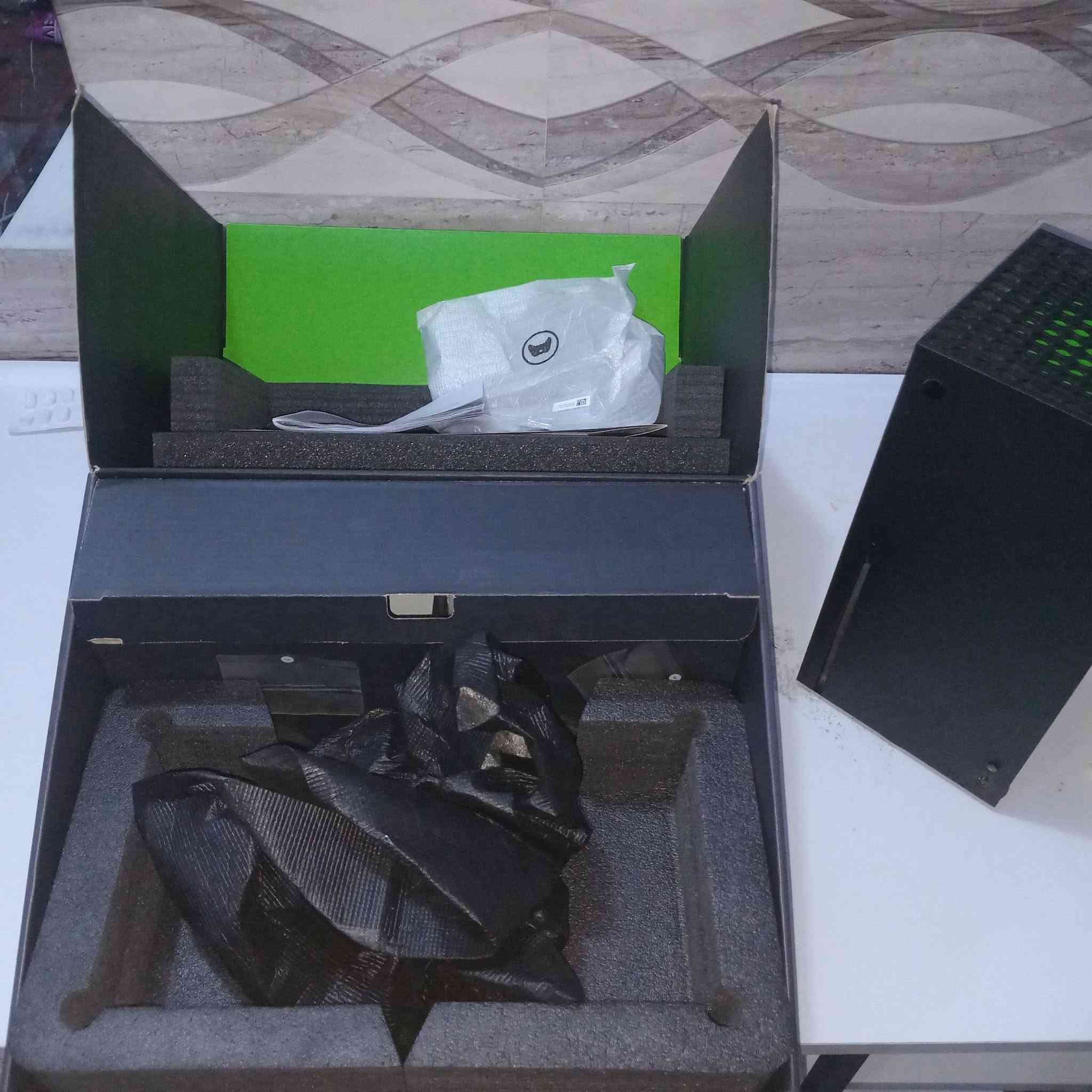 السلام عليكم 🌹

🎮 جهاز Xbox Series X للبيع
      اكس بوكس سيريس اكس

🔹 إصدار 2023
🔹 ما مفتوح الجهاز أبد ولا مشخوط 
🔹 ويا كامل ملحقاته، ولا شي ناقص

#️⃣ الجهاز استخدام قليل (أخو الجديد)
#️⃣ صارلي 14 شهر الجهاز تاركه من ورة السادس، جوز استخدمته 10 مرات بهاي الفترة
#️⃣ سبب البيع: أريد أشتري لابتوب للجامعة 

📍 مكاني: كربلاء
🚫 ما عندي توصيل، تجي تفحصه وتقتنع بي وتاخذه

💰 السعر: 750 ألف

⚠️ ملاحظة:
عندك الجويستك مبدل بيها الـ LB وRB فقط، هاي الشغلة الوحيدة، وطبعا تشتغل 100% وما بيها أي شي.

# تجي ويا يدة واير اشتريتها ب 45 و حساب كيم باس باقي بي فوك الشهرين 

# الرقم للتواصل واتس ***********
