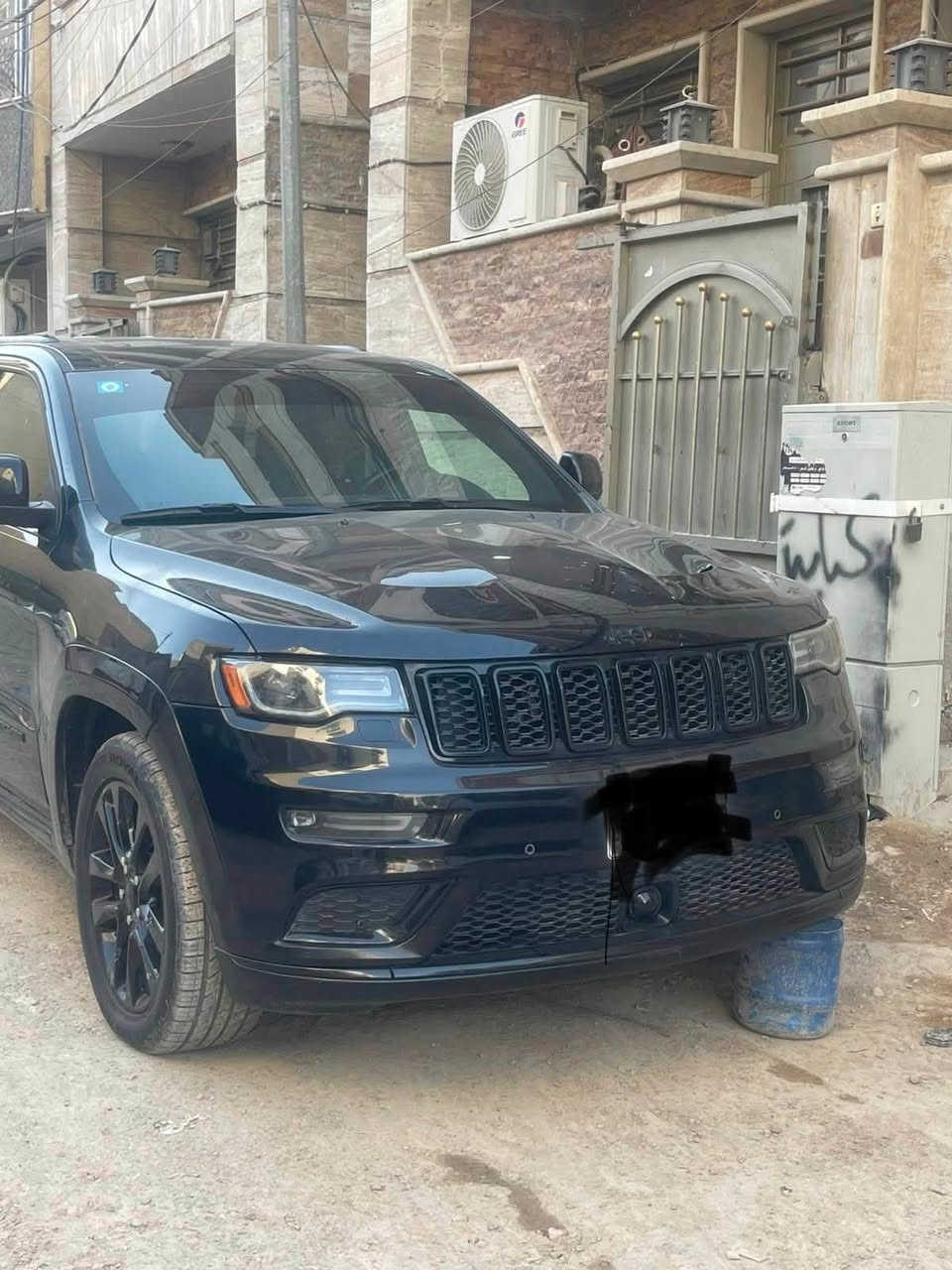 سلام عليكم جيب جراند شيروكي موديل 21   البيع بيه ثلاثه قطع صبغ بدون لغد ولا شاصي فتحه سياره بلاك توب محدث اس سعر سياره 210 رقم *********** مكان سياره بغداد
