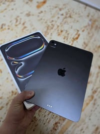 ايباد برو m5 بطارية 100  نظافة 100  ملحقات كامله  السعر 1390 وبيه مجال...