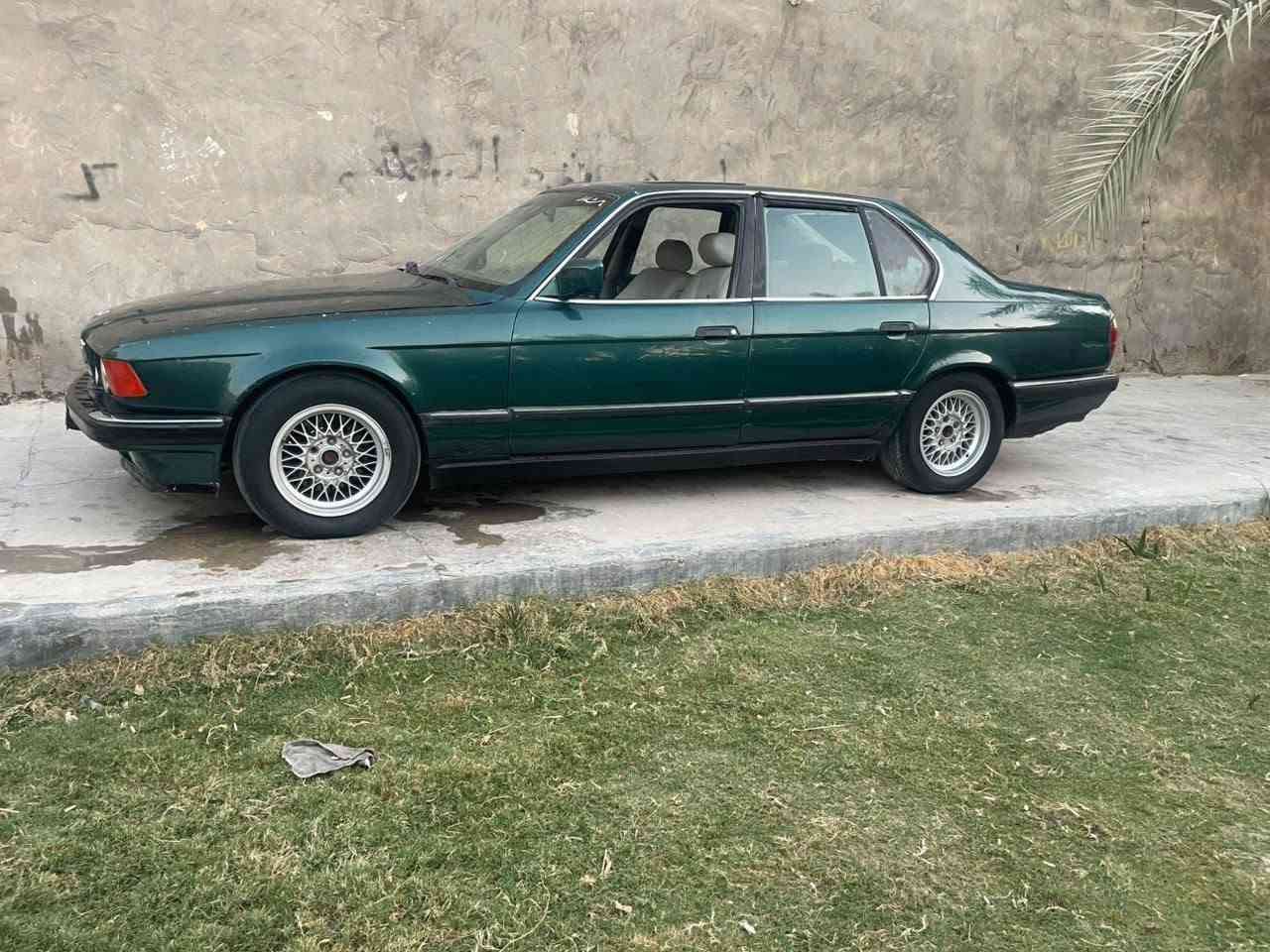 السلام عليكم
BMW730اصل 8 سلندر 
بغداد بسمي 
سنويه 30
صبغه حلوه 
غرفه بيها ملاحظات بسيطه 
محرك كلش حلو بدون خربطه 
كير بيه  صفنه 
حداديه  اماميه 80 بالميه 
حداديه خلفيه وسط 
تبريد عاطل الكنبريسر 
سلايت ما يشتغل 
مكان السياره بابل الحمزه الغربي 
السعر المطلوب 35 وبيها مجال بسيط 
***********
***********
