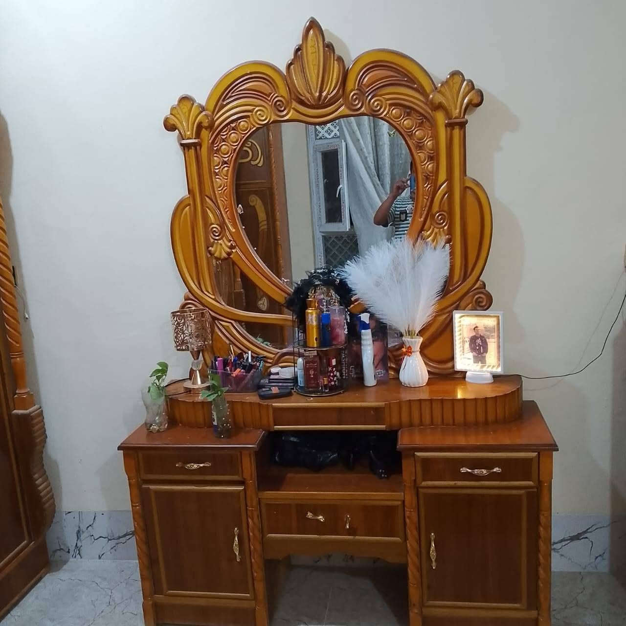 غرفه للبيع متكونه من 5 قطع شرط حطاطه فول نضافه الي يريده يتصل على الرقم اني مكلف بنشره***********
