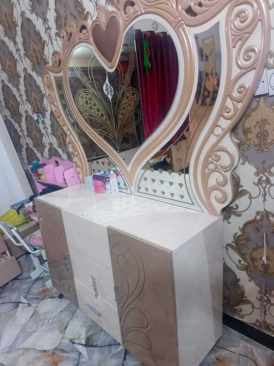 للبيع ٨ قطع غرفه نوم تركي سعر ٥٠٠ وبيه مجال ع خاص
مكان الصقلاوية
*********** للإستفسار
