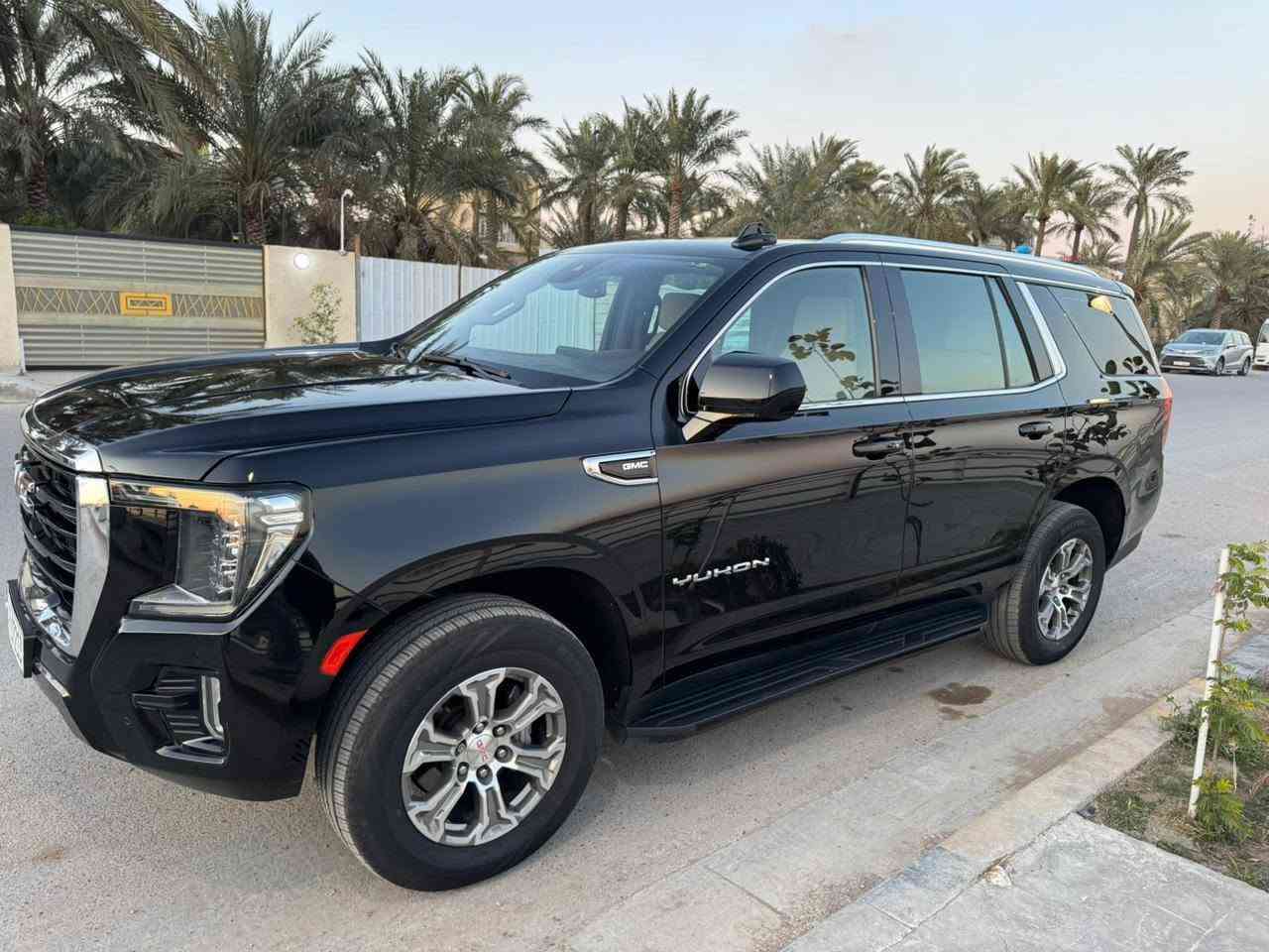 السلام عليكم شباب 
جمسي يوكن خليجي فئة SLE
موديل 2023
رقم بغداد انگليزي 
عداد السيارة 88,000 كيلو متر حقيقي
بصمة تشغيل + أربع أبواب + باب الصندوق كهرباء 
حساسات امامي + خلفي 
رادار أمامي 
مساعد قيادة 
ثلاثة أنظمة قيادة ( سبورت + جبلي + إعتيادي )
نضام إطفاء عند التوقف 
ثلاث قطع تبريد 
ثلاجة 
هاند بريك دكمة 
السيارة بيها تخم تايرات جديد + بطارية جديدة 
السعر 41000$ وبيها مجال للشراي 
للأستفسار أكثر الاتصال على الرقم ***********
