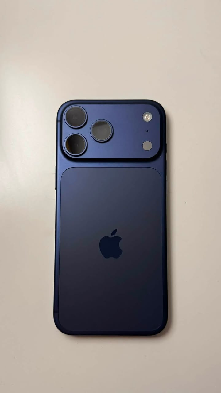 آيفون 17 برو ماكس 256GB 
نسخة esim
البطارية 98‎%‎
عدد دورات الشحن 215
النظافة واضحة بالصور 
السعر 1,650,000 
العنوان : بغداد / الشعب شارع عدن 
للإستفسار : ***********
