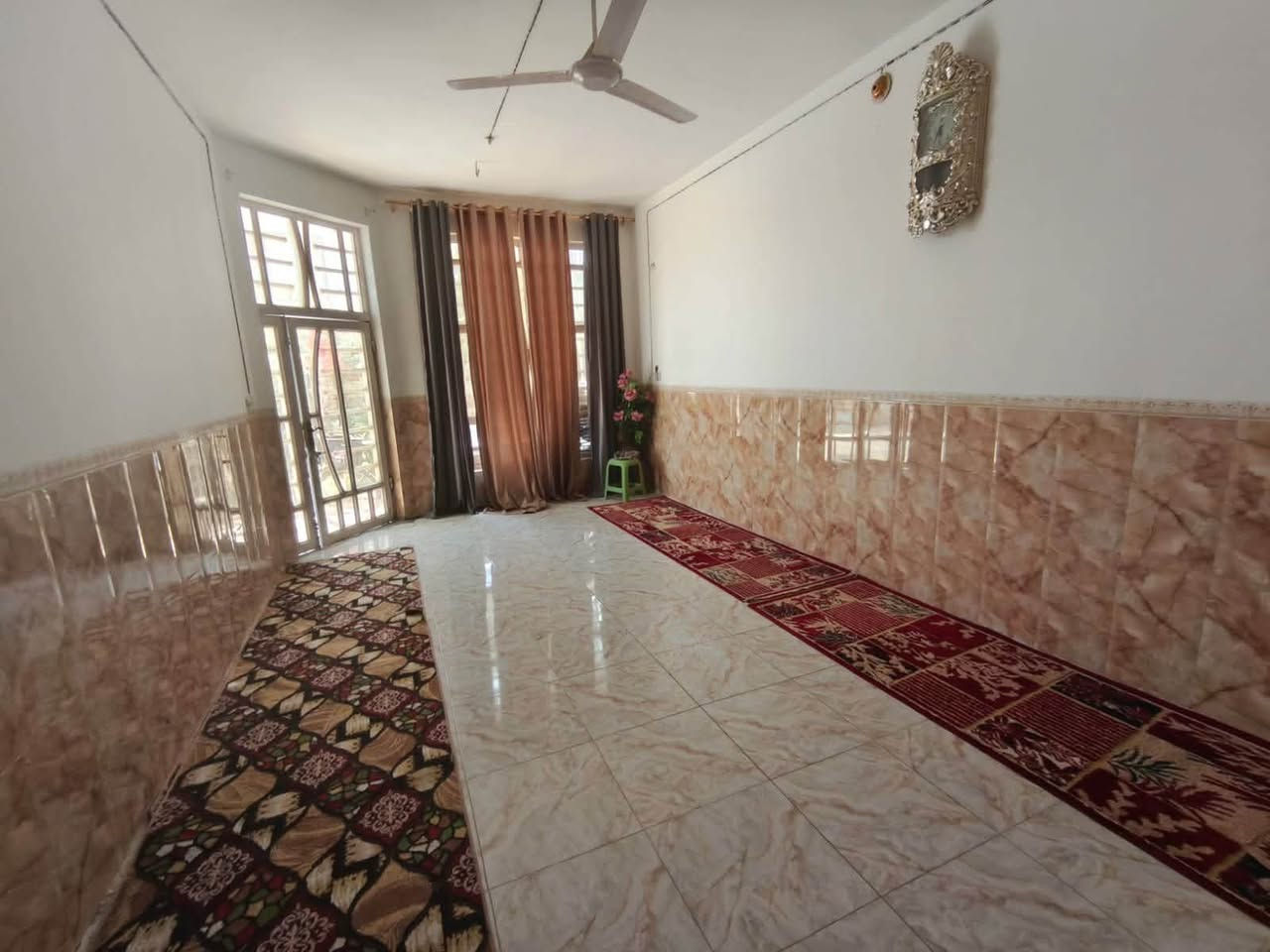 دار للبيع طابقين مساحته حوالي 250متر ع طريق المعاره يم حسنيه مال العويسات يبعد عن شارع العام 50متر بناء طابوك وصب كونكريت متكون من 
غرفة نوم عدد 2، 4*5
صاله 4*9
مطبخ 4*5
استقبال 4*8
مجمع صحيات دخليه خارجيه 
طابق ثاني غرفه نوم واحده مطبخ وصاله مجمع صحيات فوك 
سعرها 78 وبيها مجال 
اي استفسار اتصل على الرقم التالي 
***********
