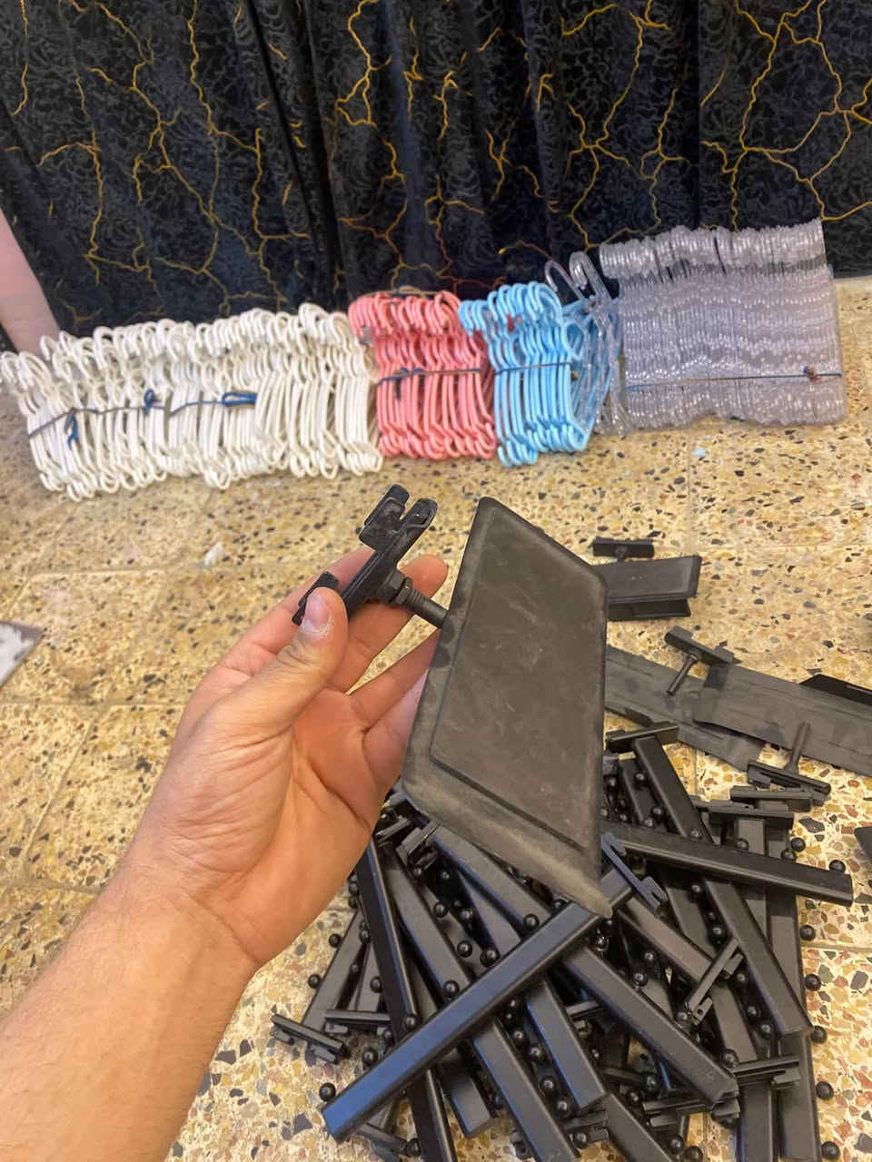 غراض محل ملابس مليكانات واحد كامل واحد نص تعاليك ستاندات قواعد تريدهن شلعه او تريد اليعجبك اذا شلعه بسعر مناسب احسبهن ***********
