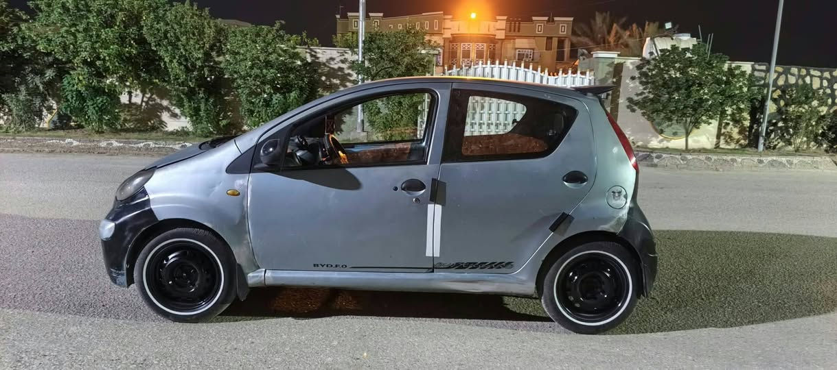 السلام عليكم بي واي دي موديل ٢٠١٢  رقم بغداد انكليزي كفاله من ضربه وصبغ بصمه كير محرك كهربائيات بالجيس تخم تاير حداديه جاهزه للاخير السعر (٢٤)وبيها مجال بسيط   رقمي ***********
