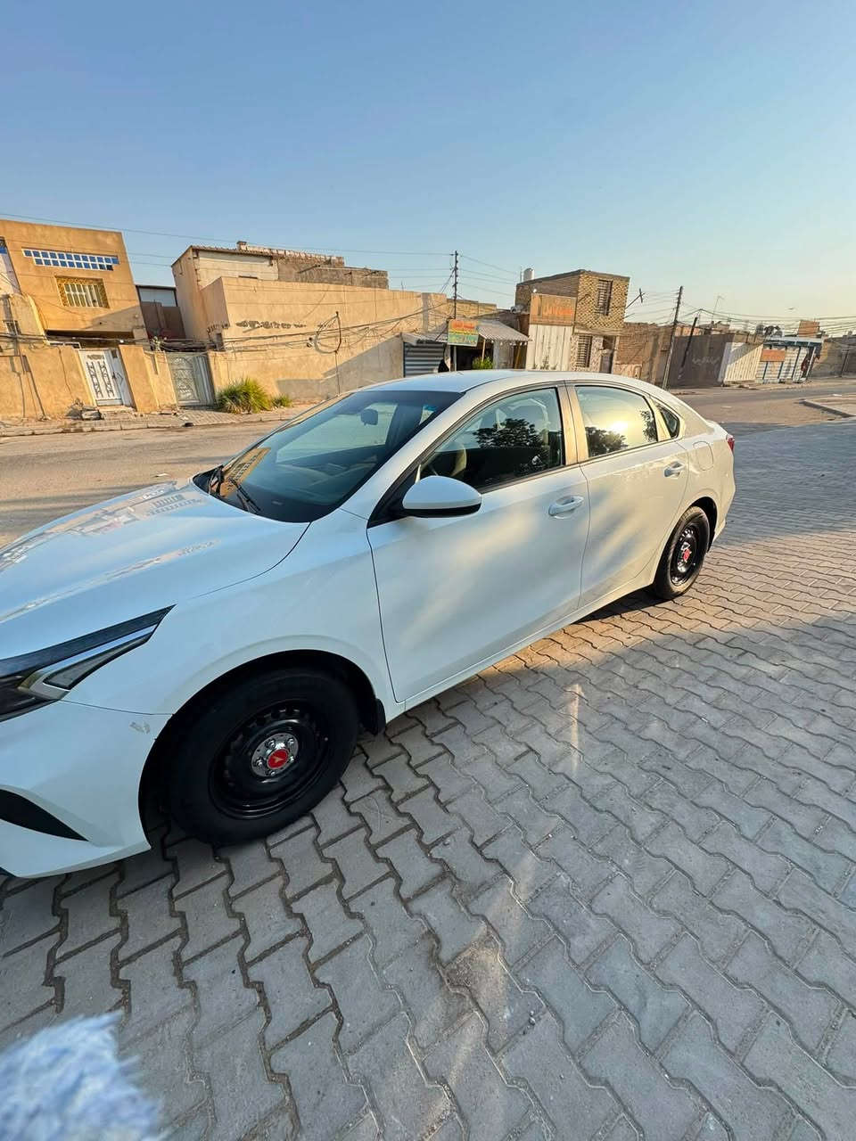 سيراتو 2023 رقم بغداد باسمي 
ماشيه 90 الف 
مكينه 2000
بيها بارد بسيط دور الجاملغ الخلفي والباب الخلفي
مكاني نجف 
السعر 158 بيها مجال بسيط 
***********
