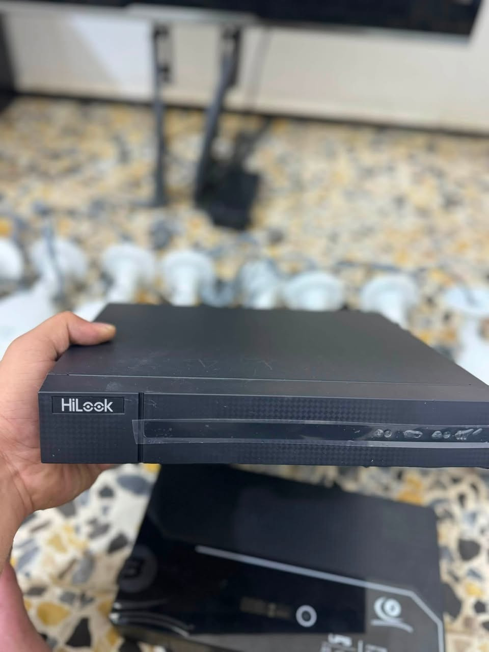 سستم كامرات للبيع  هارد ابو 16 + يو بي اس + بوكس + بلاسزمه 32 +واير تسليك 100 متر سستم كامل مابيه اي نقص مستخدم 6 تشهر               ستفسار ***********
