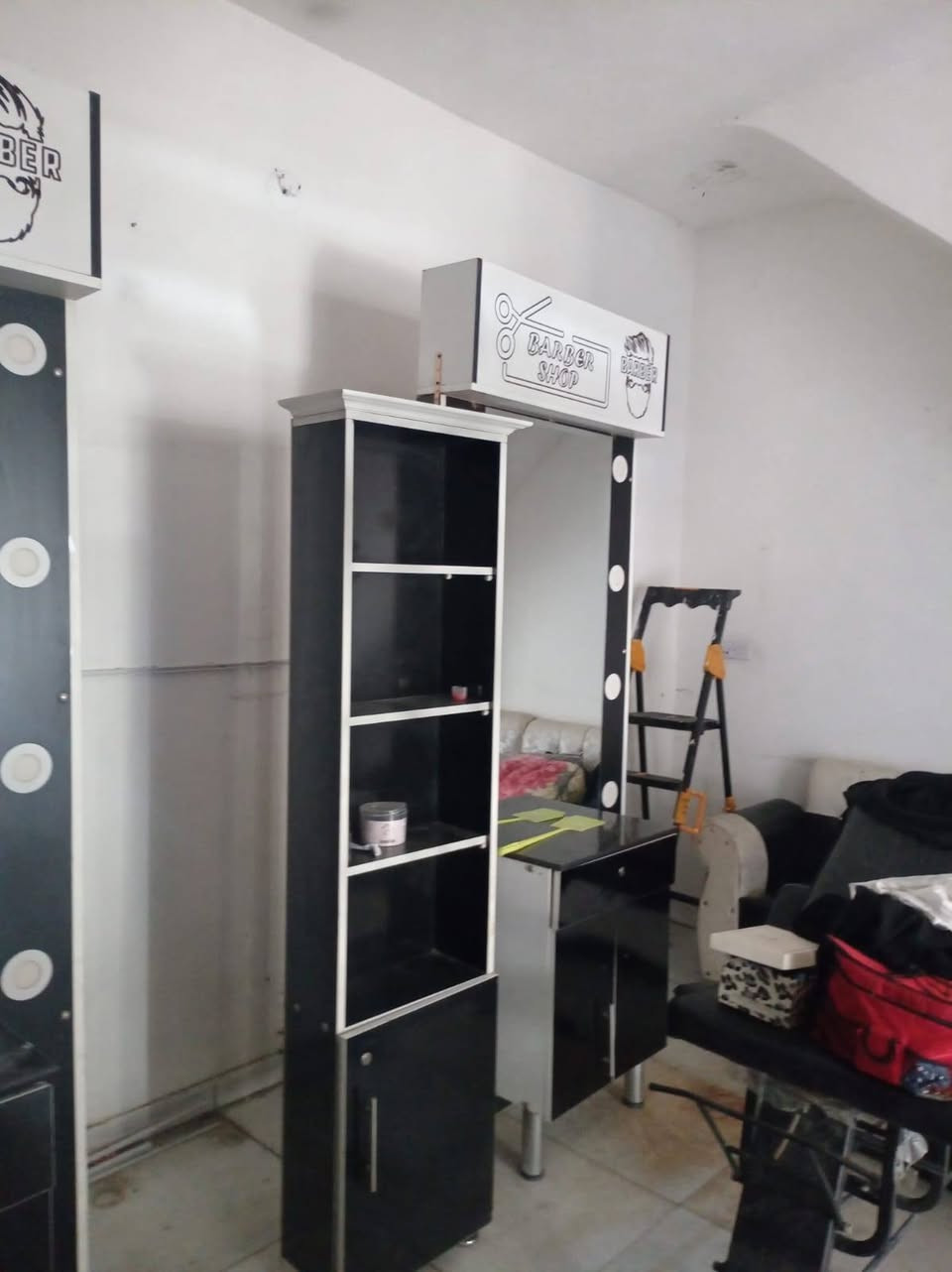 متاح مرايا وميز وسرير يستخدم لليزر
الشراي يتصل *********** سعرهن مناسب
