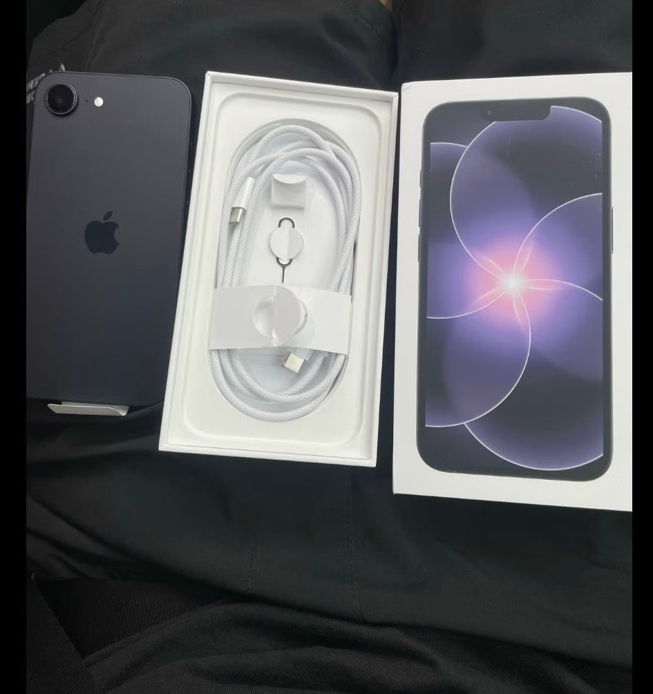 iPhone 17e
ذاكرة ٢٥٦
بغداد دورة 
سعر ٩٢٥
بطارية ١٠٠٪؜ مشحون ٢٠ مرة 
جهاز مستخدم ٢٠ يوم
