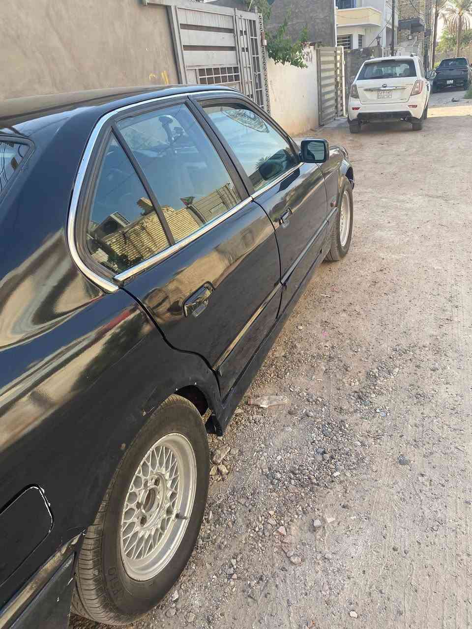 سلام عليكم بي ام موديل 91  520 عليه مكينه 525 لون اسود بدون ضربه فقط صبغ مكينه بيه ضعف   ابطاين انضاف بس كرسي السائق يرادله دوشمه يرادله تلحيضيات بسيطه تبريد شغال بس اتبدل جبنه الكمبريسر قبل كم يوم صار بيه هيج سعره 45 وبيه مجال او مرواس بتكسي وانطي فرق قسط على الضمان مكاني المحموديه ***********
