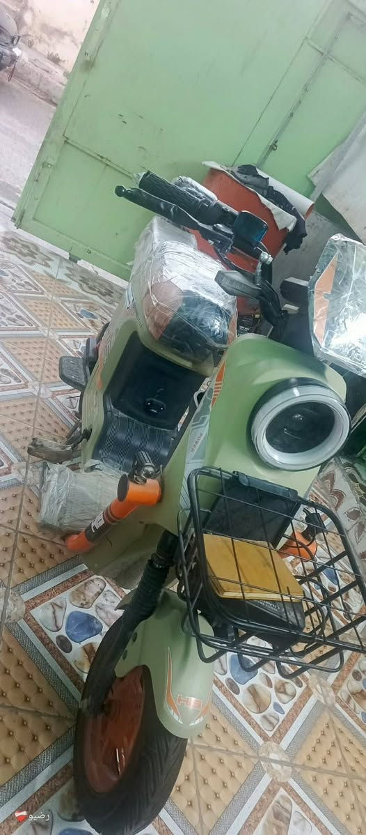 السلام عليكم شباب، دراجة كهربائية للبيع، الماركة (HIS)، الدراجة شبه جديدة وأصلية بالكامل:✅ كلشي ما مبدل بيها، برغي ما ملعوب بيه.✅ خالية من أي عطلات أو عيوب نهائياً.✅ النظافة واضحة بالصور (النايلون مال وكالة بعده عليها).⚠️ ملاحظة واضحة للأمانة: الدراجة نقصها فقط بطاريات، المشتري يشدلها طقم جديد على إيده ويكون مكفول ويسوق وهو مرتاح.💰 السعر: 300,000 دينار ( بيه مجال بسيط للشراي الفراش).📍 المكان: (ديالى/بعقوبة تحرير)📞 للتواصل والاستفسار: (***********
