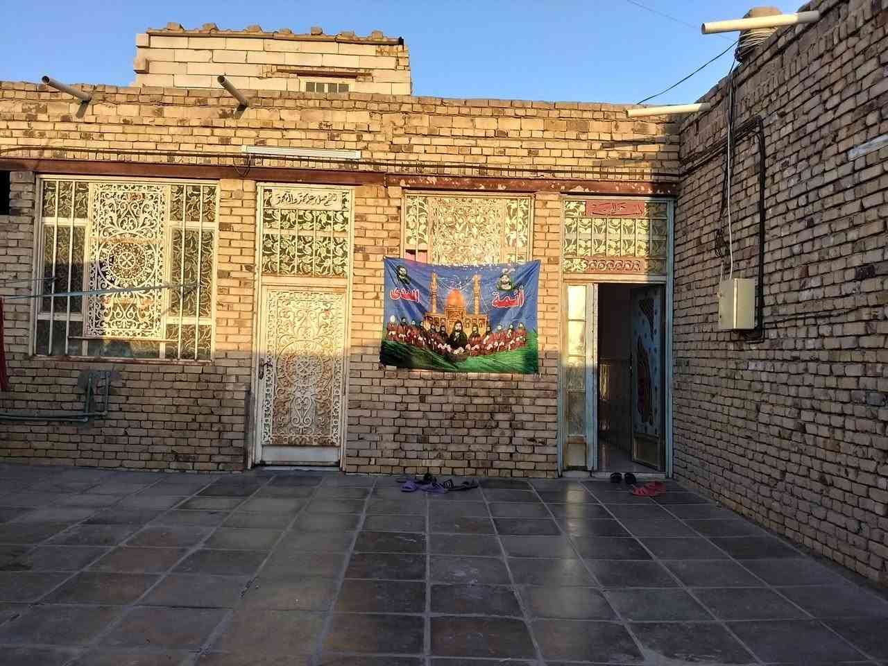 السلام عليكم
بيت للبيع المساحه 270زراعي بناء طابوق 
قرب جسر بني كعب الحولي الجديد 
يحتوي على غرفتين ومطبخ وصاله واستقبال وصحيات 
السعر 65 وبي مجال 
هاتف ***********
