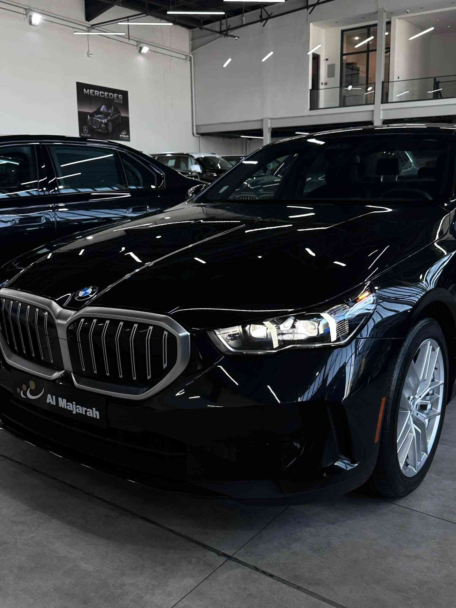 سلاام وعليكم ورحمه لله

2025✨

BMW 530i موديل 2024 (الجيل الجديد G60) - أسود ملوكي 🖤✨
أحدث جيل من الفئة الخامسة لـ BMW، يجمع بين الفخامة المطلقة، التكنولوجيا الحديثة والأداء القوي!
⚙️ المواصفات والميزات الأساسية:
 المحرك: 2.0L TwinPower Turbo (4 سلندر) مدعوم بنظام 48V Mild-Hybrid لتوفير ممتاز في استهلاك الوقود.  
 القوة: 255 حصان (255 hp) وعزم دوران 400 نيوتن متر.
 ناقل الحركة (الغير): أوتوماتيك 8 سرعات (Steptronic Sport).
 التصميم الخارجي: لون أسود ميتاليك لامع، شبك أمامي مميز بالكروم المات، إضاءة أوتوماتيكية ذكية Adaptive LED.  
 التكنولوجيا والأمان:
 نظام كاميرات 360 درجة (Surround View).  
 رادارات أمامية وخلفية مع أنظمة المساعدة على القيادة وتحديد المسار.
 الشاشة الشاشات المزدوجة المُنحنية (BMW Curved Display) بنظام iDrive 8.5 الحديث.
 عجلات (جنوط) أصلية قياس 19 إنش.  
📍 الموقع: معرض المجرة لتجارة السيارات (Al Majarah Car Trading)
☎️***********
