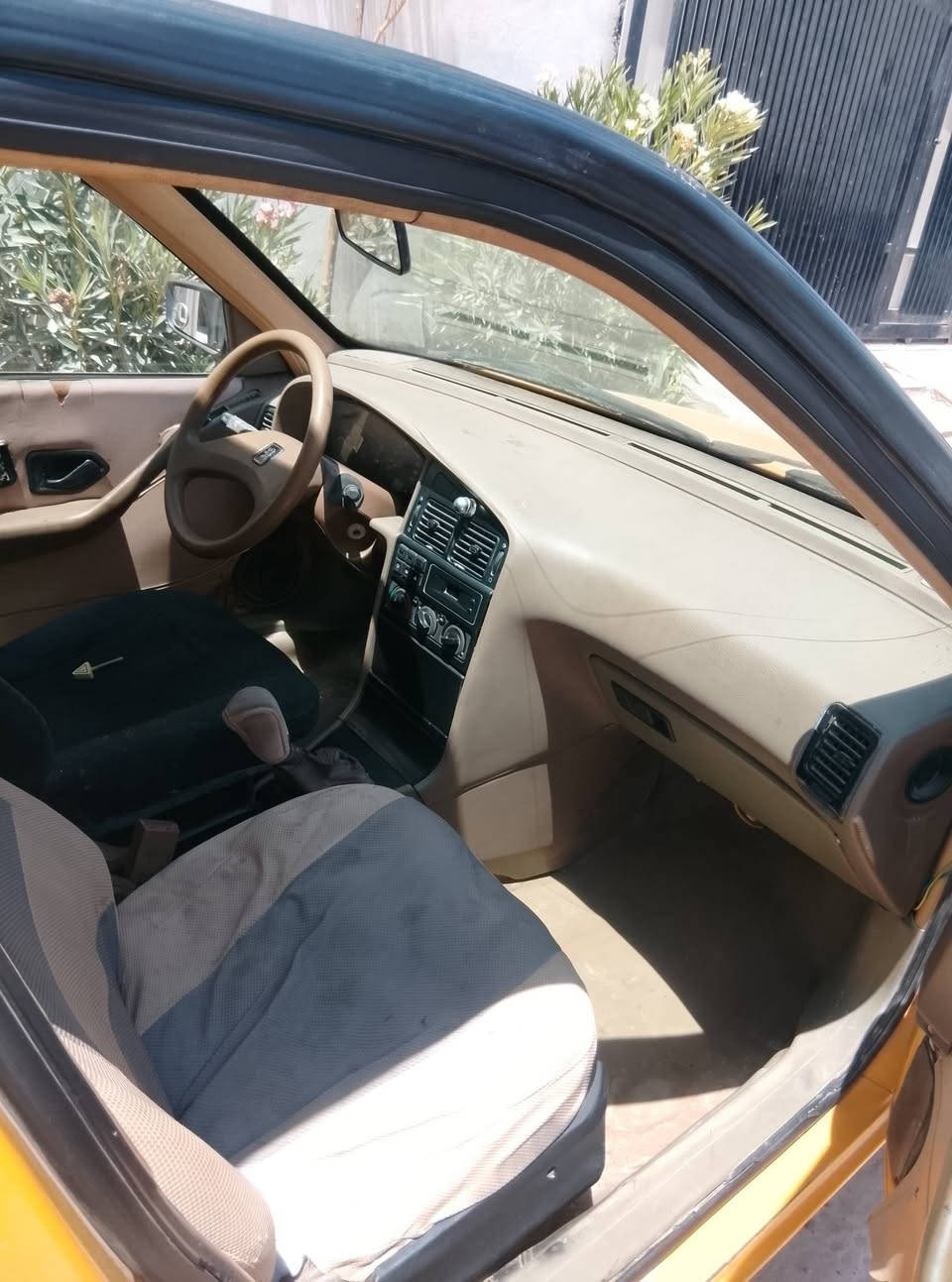 سلام عليكم عندي بيجو 405 نضيفة كير مكينة مكفولات  تبريد شغال  تدفئة  مسجل شغال عوزهة البور بي ونة بس من تلوف حتمال دهن مالتة يرادلة تبديل صفرة رقم بغداد مديل 2010 سنوية لل27 بيع ب25وبيهة مجال او  مراوس بخصوصي نضيفة مع الفرق يفضل كير اوتو***********
