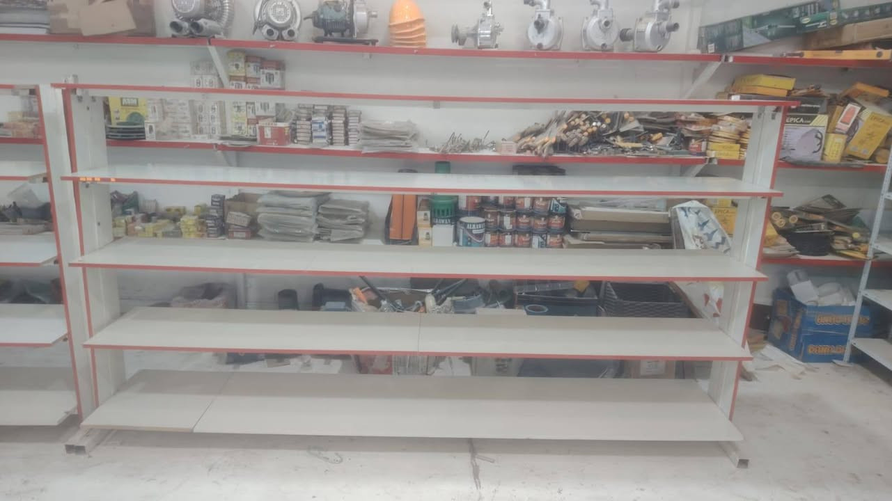 رفوف وسطيات للبيع طول 2/5 وعرض 50 سنتيم سعر الواحد 175 الف بالديوانية ***********
