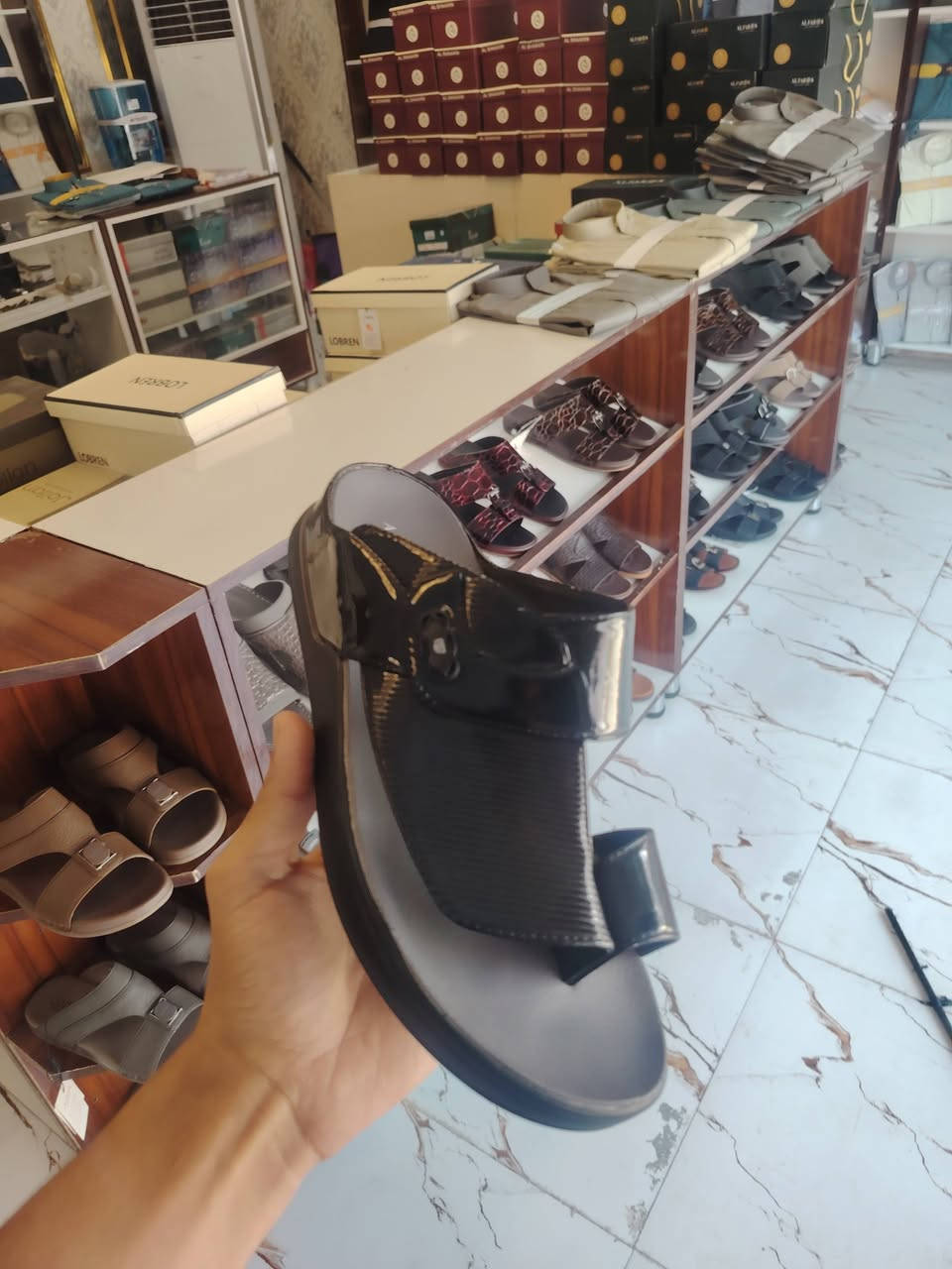 ازياء تميم  
🔥 موديلات جديدة من الشحاطة الرجالي الأصلي 🔥
كف + إصبع
📏 القياسات: 40 إلى 45
📍 العنوان: الشرقاط – السوق الجديد – شارع الخياطين – محل 29 – أزياء تميم، مقابل مجمع السلام
📦 يوجد توصيل لجميع محافظات العراق
📲 للحجز والاستفسار على الواتساب: ***********
