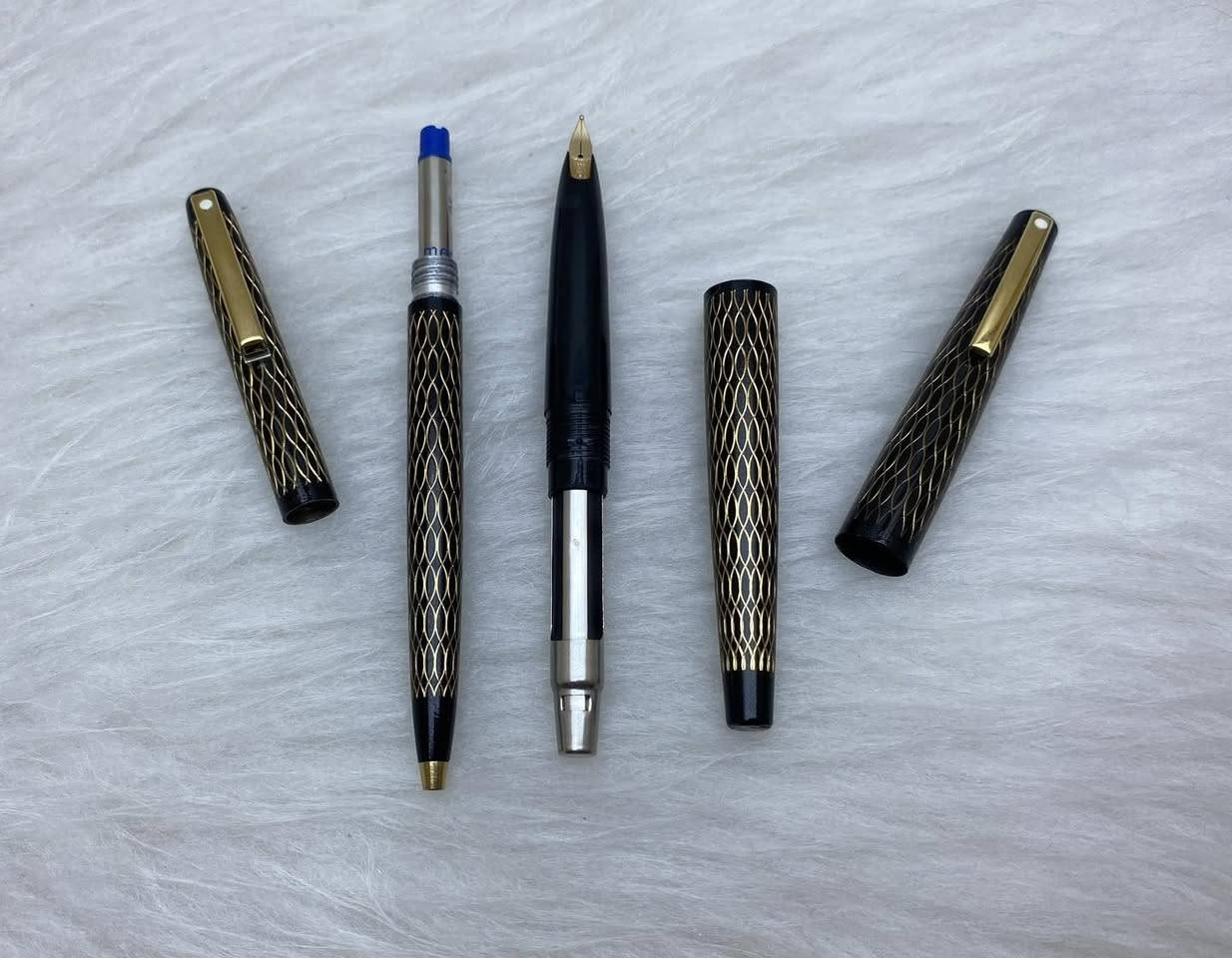سيت شيفر(632)
 حبر و جاف
امريكي  المنشأ اصلي 
ريشة(سلاية) ذهب عيار 14k
نقشة مميزة طلاء ذهب 
انتاج سنة السبعينات 
حجم الخط F
جديد غير مستخدم 
مع العلبة الاصلية 
للاستفسار المراسله على الخاص او الاتصال بالرقم  *********** 
يوجد خدمة توصيل داخل بغداد و محافظات⁩
