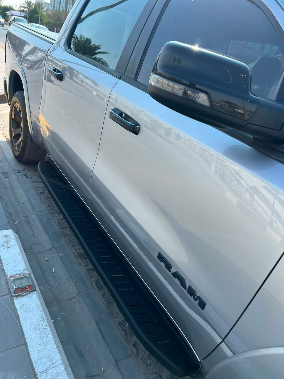 رام بك هورن سبورت فول 2025 RAM BIG HORN
باب طويل بدي قصير المرغوب
رقم السيارة: اربيل
موقع السيارة: البصرة
موديل: 2025 
المسافة المقطوعة: 17 الف ميل  
حجم محرك 3.6L بنتا ستار ايتورك etourqe تنفس طبيعي
الحادث:  خلفي بسيط تبديل حوض وكما موضح بالصور
نظام صرف وقود اقتصادي eco
بدون اي ضرر ايرباك جميعها سليمة
الشاصي سليم ومكفول
مواصفات: sport
بجم كبس
شاشة تسلا كبيرة
دوسات جانبية TRX
غطاء حوض خلفي 
انارة ترحيب
بصمة تشغيل 
كشن السائق كهربائي 
كشنات تدفئة 
تدفئة ستيرن 
ستيرن كهربائي 
وضعيات قيادة Tow haul 
دفع رباعي 4*4
تشغيل عن بعد 
تبريد مركزي 
مساحة تخزين تحت الارضيات 
نظام الخرائط
مانع انزلاق تراكشن
رادار امامي وجانبي 
حساسات امامية خلفية 
لايت زينون LED 
مرايا بخاصية التعتيم الذاتي 
تحديد سرعة تحكمات فوللل
بريك كهربائي 
المرايا الجانبية قابلة للطي كهربائيا
تايرات جدد 
كاميرا خلفية دواره

السعر 350$
للتواصل ‏‪***********
