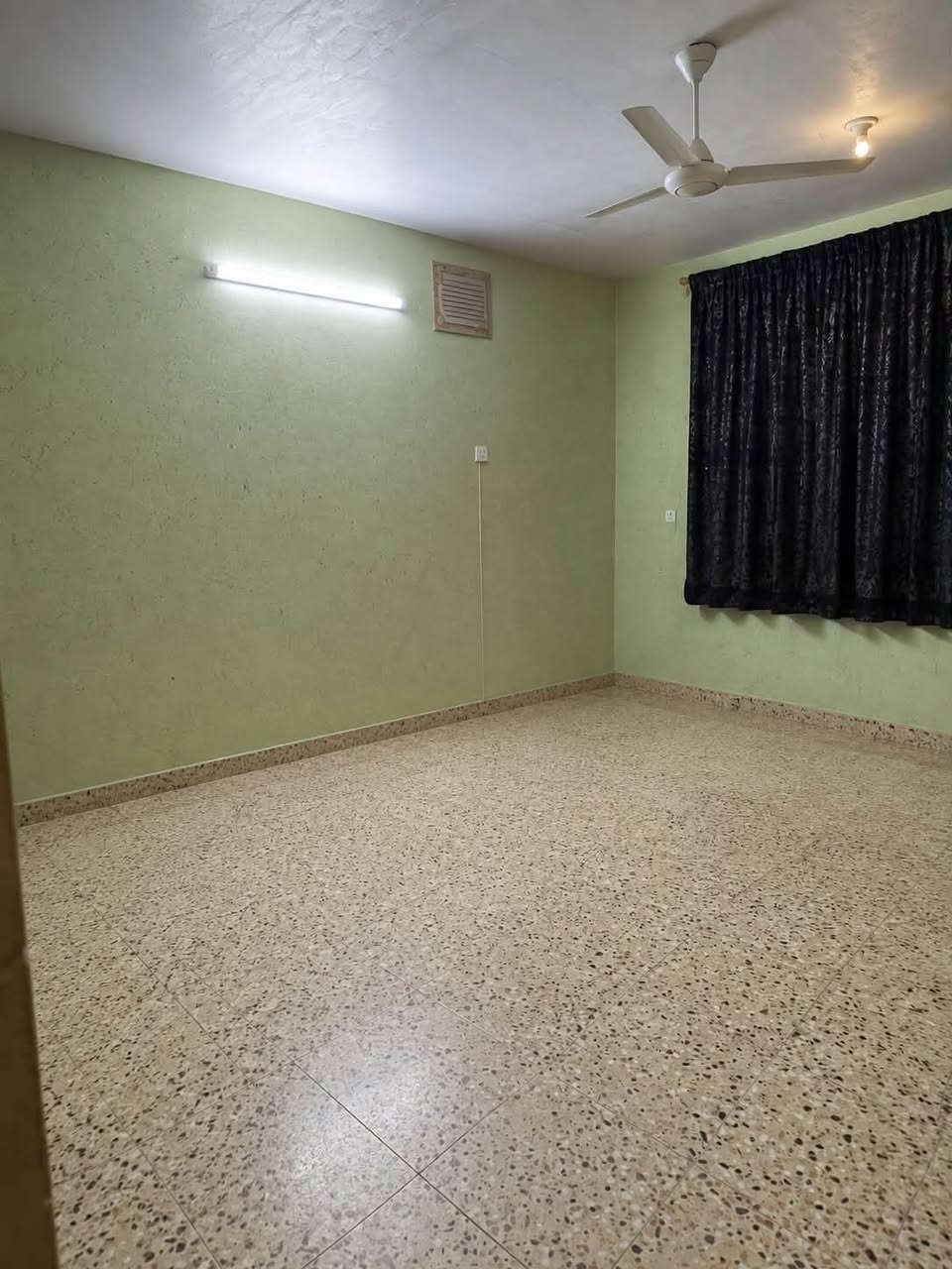 بيت للبيع
طابق واحد

مكون من 

استقبال+مطبخ حار وبارد+حولي او هوال +مسلك+صحيات داخليه+غرف ثنين+صحيات خارجية+طرمة جبيرة 

المساحة200متر البناء واجهيه7 نزال 21

الدوره الكفائات الزراعي طابو زراعي سند 25 البناء 

البناء نضيف كلش ومبين كدامكم

الحديقة 150 من دون البناء يعني ويا الحديقة يصير 350 متر بس عادي نبيع الحديقة وحد و البيت وحد 

للتواصل الرقم ***********

الواتساب ***********
