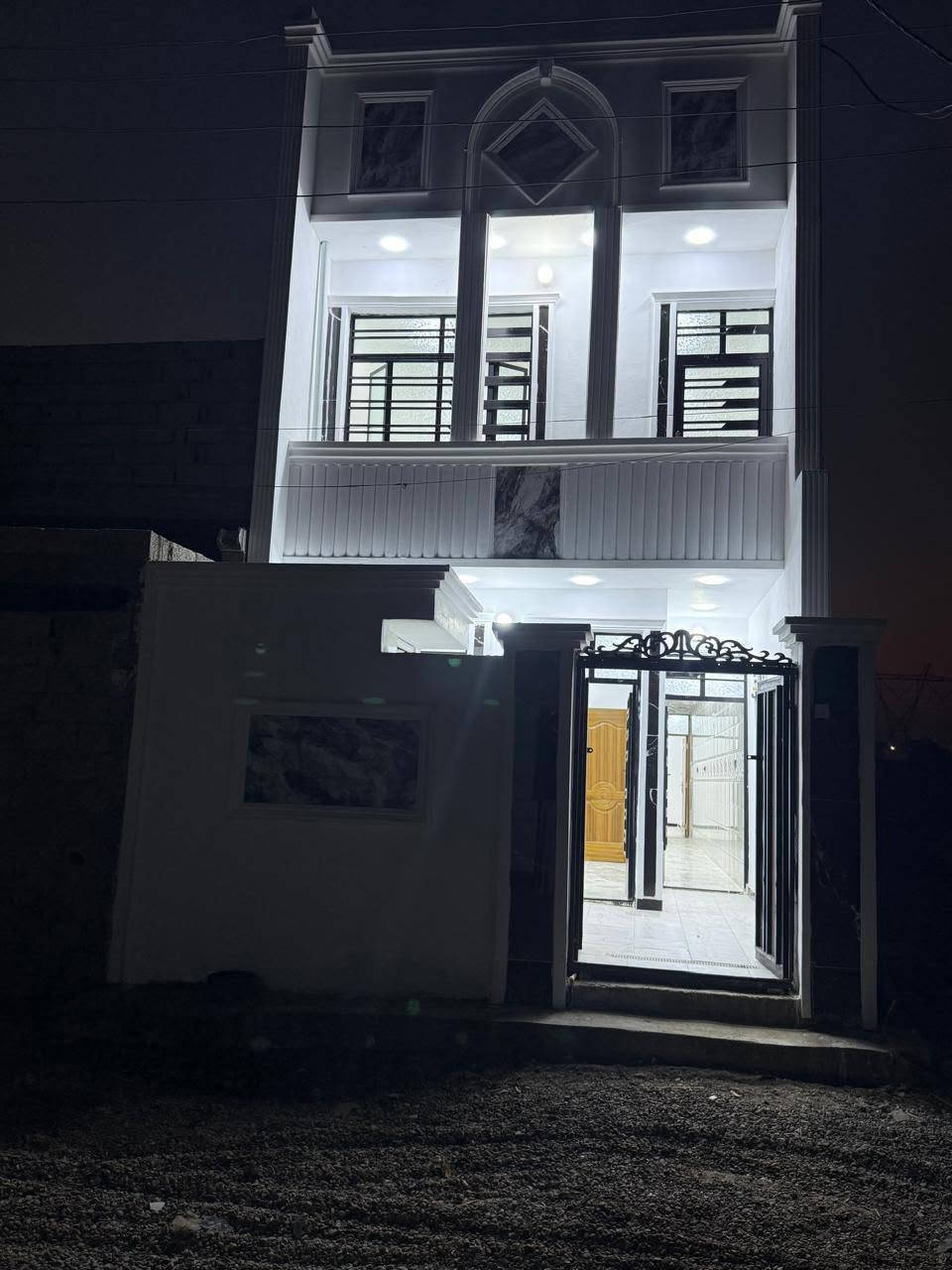 للبيع
بيت مساحة 100م طابقين بناء 🏣حديث خارطة وتصاميم  ممتازة علماً بأن البناء طابوق صنف الأرض زراعي عقد ١١٧ منطقة الحاج ضيفان يحتوي على ٣ نوم واستقبال و مدخلين ومطبخ ومناور وبيتونه كبيرة
للاستفسار مكتب دجلة للعقار بوب الشام شارع السوق مقابل عمارة سنتر الشام
***********
***********
