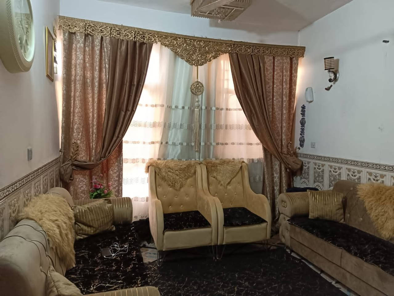 السلام عليكم بيت للبيع بالاصلاح شارع الجزيره مساحه 100 متره الواجهيه 6 ونص ونزال 15 بناء بلوك طابق واحد بناء البيت جديد كامل من السيراميك وكاشي يحتوي البيت على غرفه نوم واحده سته في اربعه واستقبال ومطبخ حار وبارد وترك حزام سيراميك وصحيات داخليه وخارجيه حولي كامل من ماي وكهرباء ومجاري وشارع تبليط سعره ب ٤٥اي استفسار اتصال على ***********زراعي قرار١١٧
