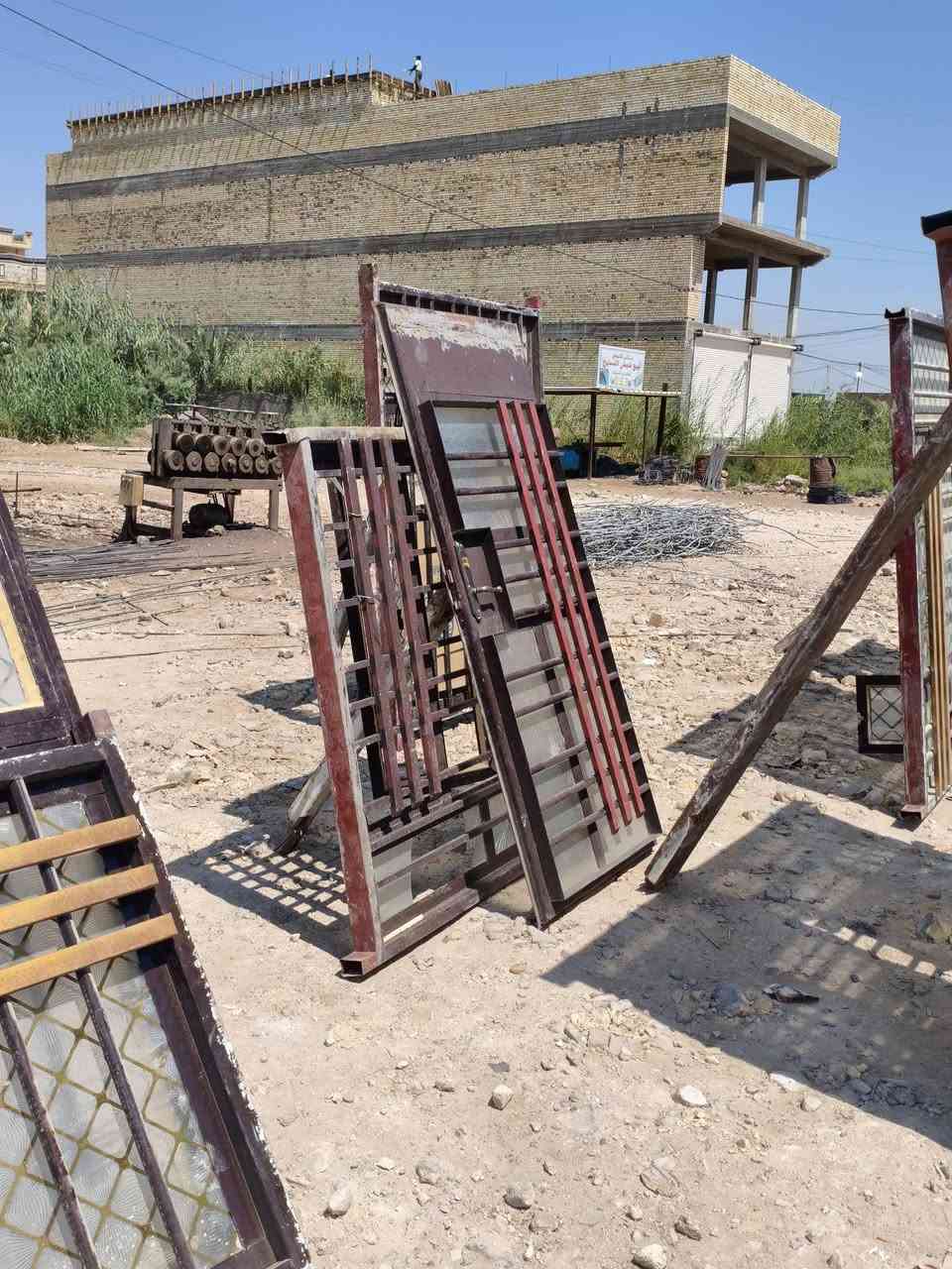 شبابيك وبيبان أوربي نضيفات وبيهن ملاحظات بسيطة مال بيت كامل 250 متر تريد مفرد تريد شلع موجود 
مكاني بغداد قرب جسر الدوار ورا بوابه الكاظمية من جهه التاجيات الاتصال *********** متواجد على الفيس وعلى الرقم
