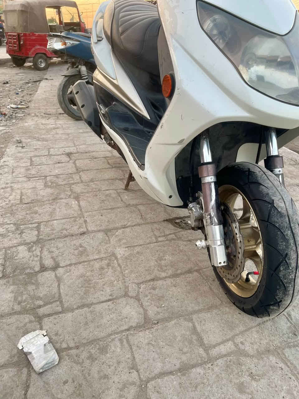 سلام عليكم سكنس فحل 110طلاعات لدراجة مكينتهة برغي ما مفتوح بيهة نكرة بي وقت وبيهة تزويد كلة بلادي اجة وياهة من نزلت من لرنبة بيهة صدر وتطوالة مال فج وشفت مال تاير هوة وستداتة وبيهة يدات وكشن وقبق فلاوين وقطرة دهن وقطرة اكسل ورباط وكلجات امامي خلفي وفراك بريك وكشن ومنضونة زنون اصلية لدراجة شلعة ومعدل تخبل معدلهة 110وبيهة سويجين اصليات  ولجاملغ لبلادي ولرياضي موجود مكاني مدينة الصدر جميلة مليون وبيهة مجال ***********
