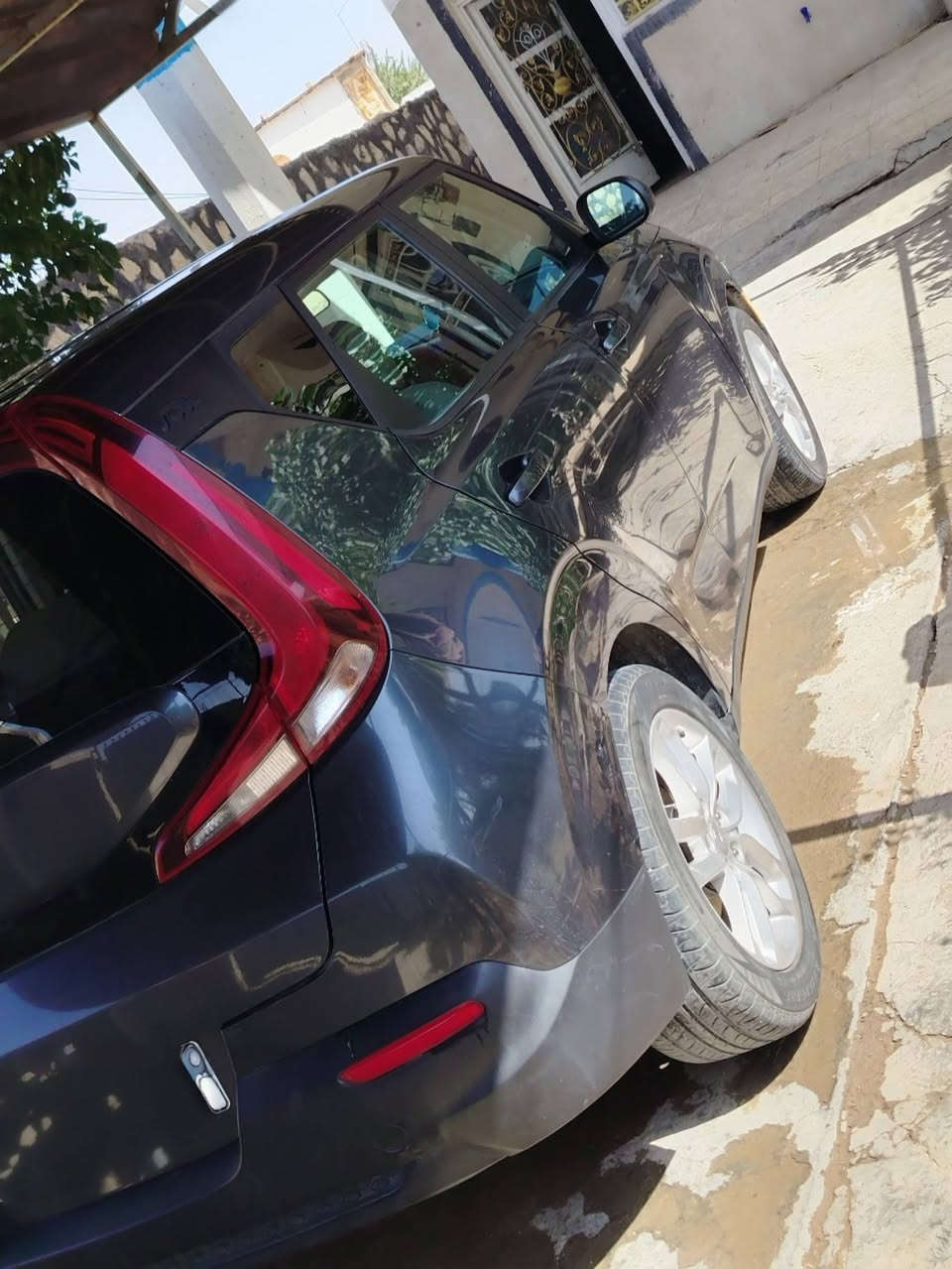 السلام عليكم صول للبيع موديل ٢٠٢٢ وارد امريكي حادثه بنيد مبدل مصبوغ وجاملغ جهه الصدر امعدل ومرشوش باقي السيارة كفاله من الصبغ والتبديل بيه تعديل بالفخذ جهة الحادث فقط تعديل بدون اي لحيم السيارة جاهزه كير محرك  تبريد تخم تاير جديد ماشيه السيارة ٥٧ الف فقط رقم بابل سنويه لغايه ٢٠٢٨ بسمي تحويل مباشر مواصفات السيارة تحكم ستيرن شاشه نظام إطفاء ذاتي السعر ١٣٢ ورقه وبيه مجال قليل للا ستفسار اكثر الاتصال على الرقم *********** ابو زيد واتساب متوفر مكان السيارة بابل قرب سيطرة الآثار ملاحظه السيارة جاهزه من كل شي ما تخسر عليه فلس
