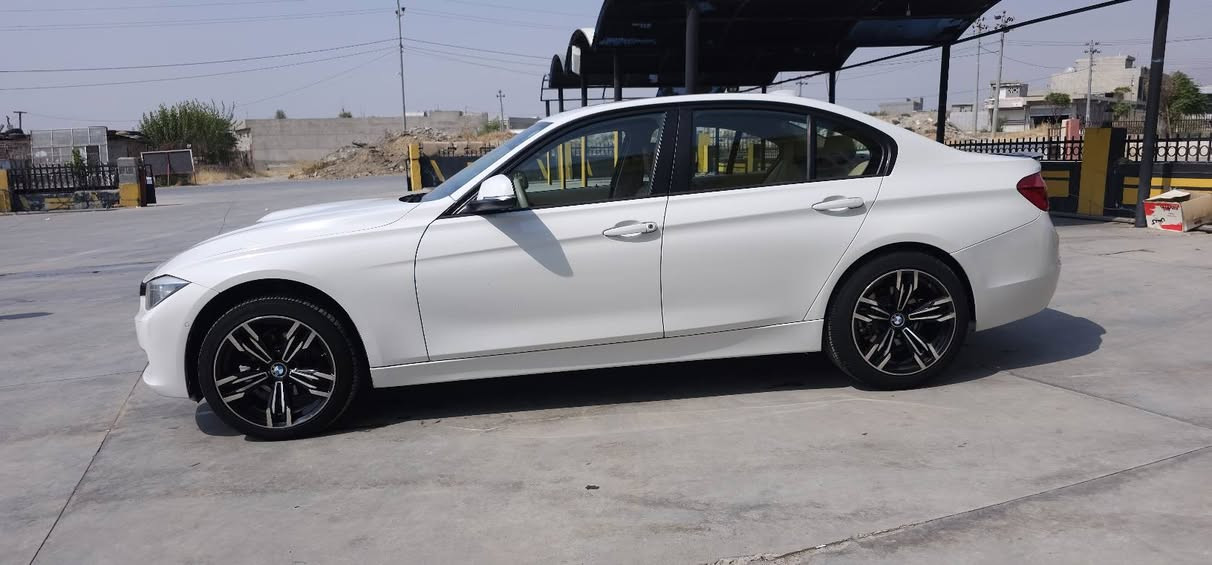 سەرەتا بەناویخوا 
bmw 318i 
مۆدیل 2016 
سەیارەکە دووپارچەی  بۆیاغە  بێ ژوورێ و بێ ناوگرتن چەملەغی لای سەیاق و بۆنیتی گۆڕاوەبۆ سپۆرت 
چوارتاییەی لۆکی لەژێرە 
ویلی سپۆرتی بۆ بەستراوە بێ کێشەیە
سەیارەکە پێشو پشتی عاسەیە و هەموویان کاردەکەن
سێ مۆدی لێخوڕینی هەیە 
سپۆرت و ئیکۆ و نۆرماڵ
سەیارەکە سێ گێڕە ئۆتماتیک و عادی و سپۆرتە 
گێڕە عادیەکەی 8 گێڕە 
تحدید سورعەیە 
سەیارەکە بەشەرتی گێڕو مەکینە
تەبرید لەسەر سویچە ساردو گەرم بێ کێشەیە 
ئاوێنەکەی دژە فوولە 
هەرچوار جامی کارەباییە 
تەحەکوماتی سەرسوکانی هەیەو هەمووی ئیش دەکات 
شاشەیەکی بێ کێشەی هەیەو هەموو شتەکانی نیشان دەدات 
وەهیچ غڕامەی لەسەر نییە تا 2027 سەنەوی نوێیە 
و بەناو خۆمەوەیە 
هیچ غڕامەیەکی لەسەر نییە 
تا بڵێی سەیارەیەکی بێ کێشەیەو کەم بەنزین دەخوات و دەبڵ تۆڕبۆیە
تەحکوماتی لایتەکانی لەناوەوەیەو هەمووی ئیش دەکات 
گڵۆپی تەمی هەیەو گڵۆپەکانی بێ کێشەن 
ئاوێنەکانی ئیشارەتن
دەتوانی لەدوورەوە لەڕێگایی سویچەکە جامەکانی داخەی و ئاوێنەی بخەوێنی
نرخی 140 گەڵاو شتێ معامەلە 
***********
 whats up و viber لەسەرەو 
تەلەفۆنیش بکەن لەخزمەتاندام بشدار, السليمانية
