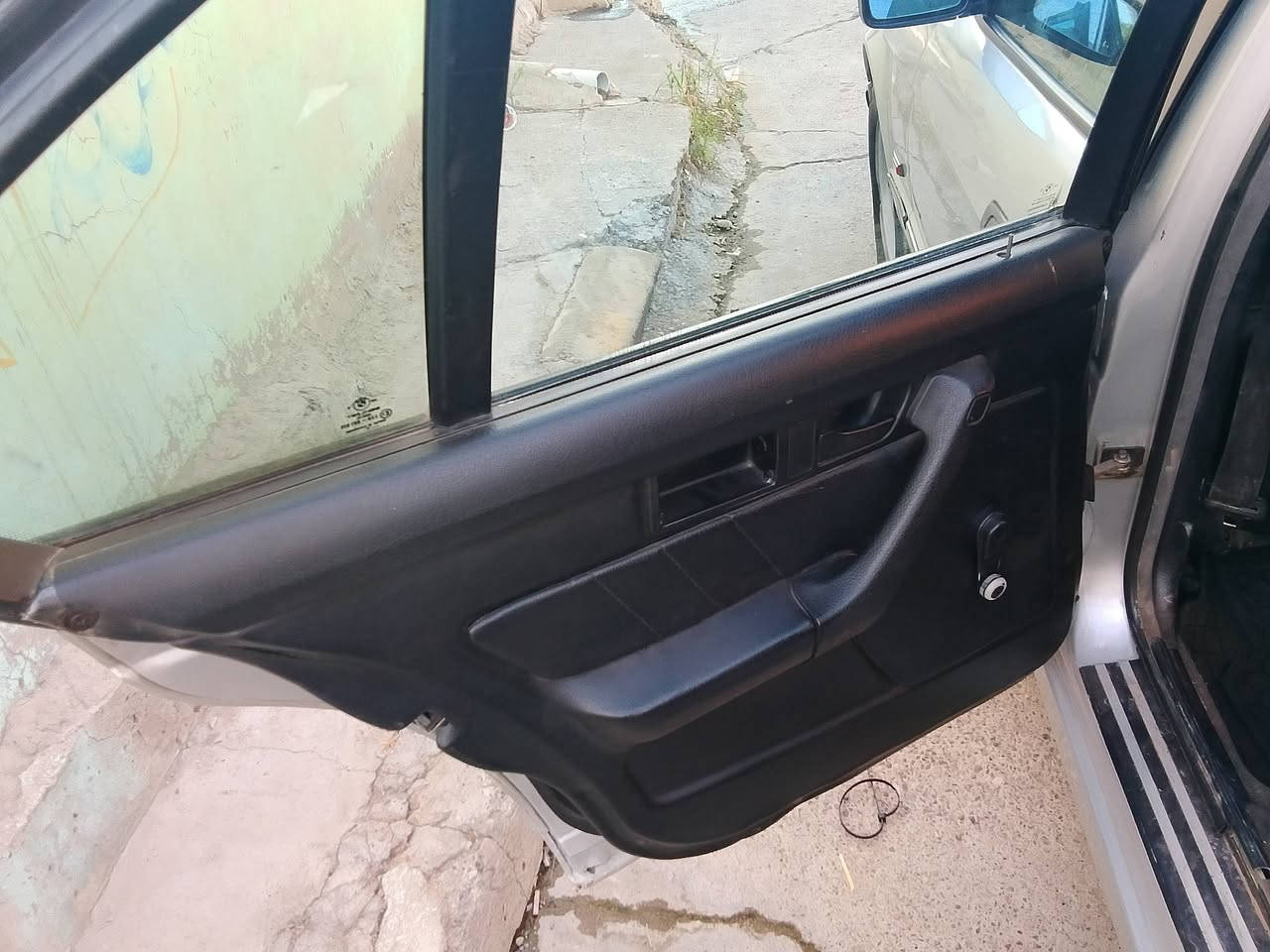 السلام وعليكم بي ام للبيع موديل 94 سياره كلهى شرط جديد تبريدمكينه كبس توماتيك سنويه ورقم جديد وهزه جديد بسمي شرط وكاله وتحويل بيها كابون بنزين تراي وين مايعجبك السعر 62 بيها مجال بياع متوازي علا بيعتها اتصال ***********/كورك ***********
