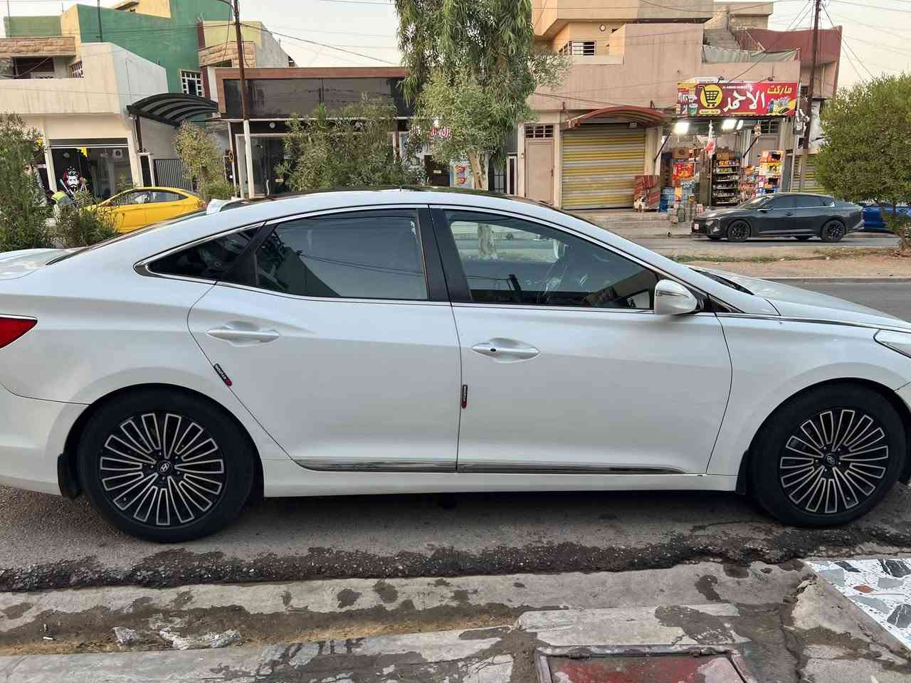 السلام عليكم
للبيع ازيرا 
AZERA
موديل 2013 فول مواصفات VIP اعلى فئة بالازيرا 
بانوراما
 تبريد ثلج 
داخل اسود 
تدليك كشنات وخزن 
هيتر كشنات وتبريد
استيرن كهربائي خزن
تحكمات استيرن
اشارة ترحيب 
مري شفط 
بصمة
شاشة حجم كبير 
زراك لايت 
وبعد هواي مواصفات 
محرك 30 گير ومحرك شرط ما مفتوح  طخم تايرات جدد كلشي جديد ضرر تبديل بابين فقط رقم بغداد الماني سنويه لـ 2028
سيارة تركبها ترتاح بيها راحة ادمان 
موقع مـوصـل 📍
للاتصال ***********
بي واتساب
