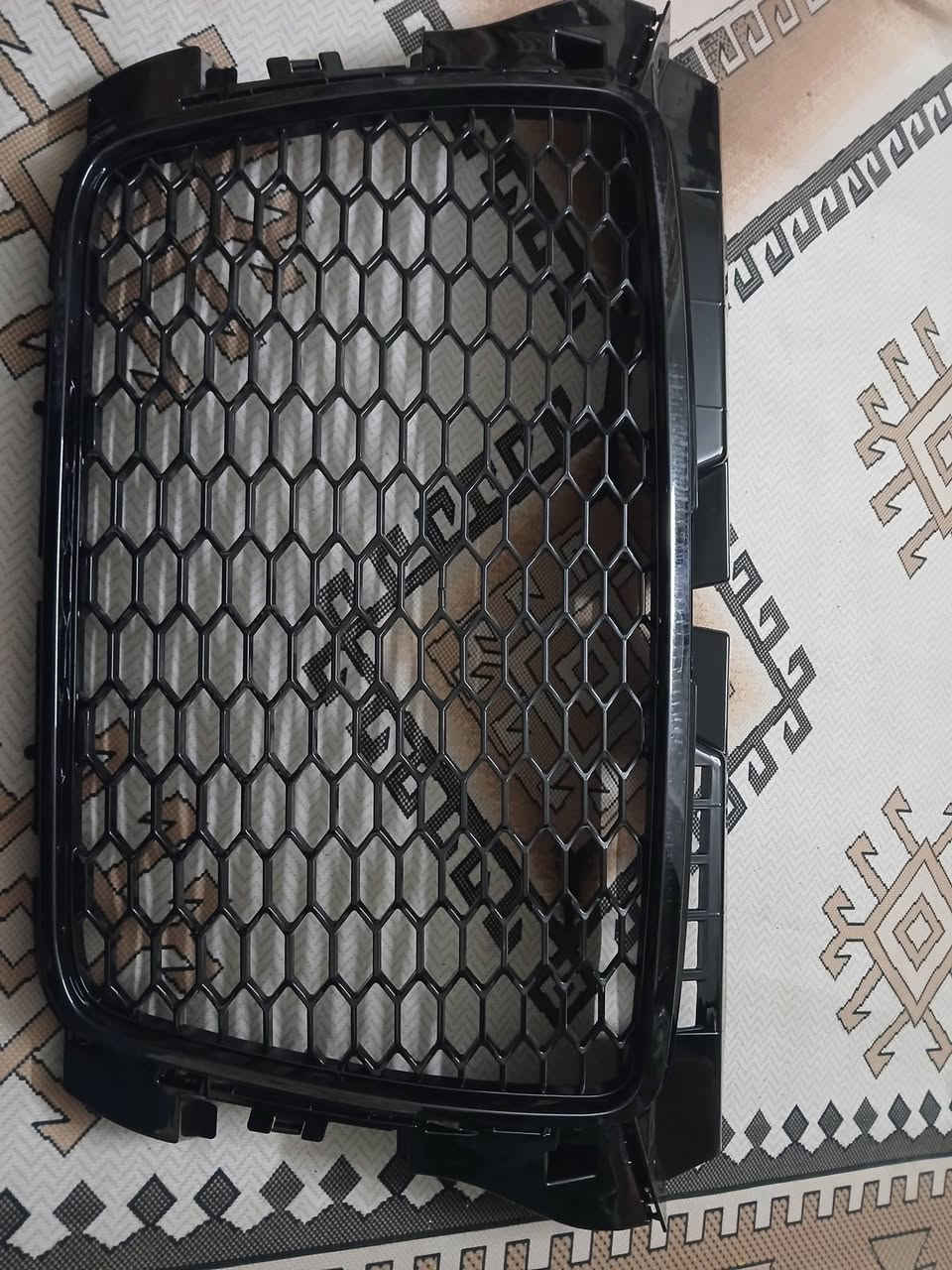 السلام عليكم 
شباك اودي للبيع امزون جديد بلكارتون ...***********...
السعر ٤٠
