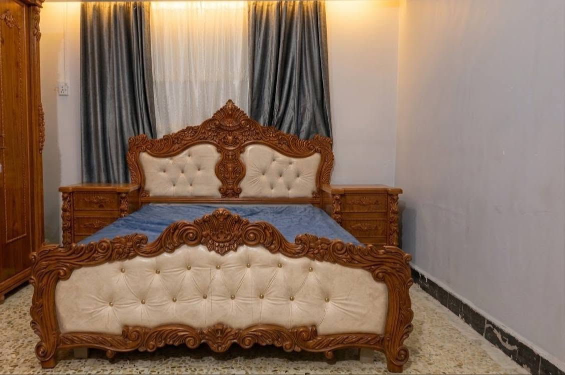 السلام عليكم 
غرفه نوم للبيع خشب تسكام الاصلي
 كنتور ٦ باب 
زاويه 
جربايه خشب زان المصري الاصلي
ميز طول ٢ وعرض ١
***********
