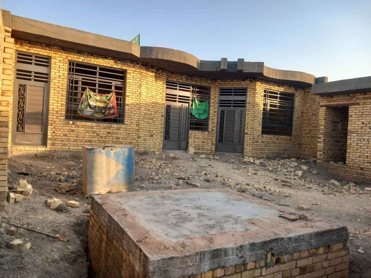 سلام عليكم
بيت هيكل للبيع
بناء طابوگ صب كونكريت
المساحه الكليه 500م
مساحة البناء 350 والباقي 150
يتكون من 3 غرف واستقبال 11 متر
ومطبخ وصحيات داخليه وخارجيه وكراج سياره
المكان قضاء النصر حي المهندسين مقابيل حي التربه 
 للاستفسار الاتصال على الرقم ***********
