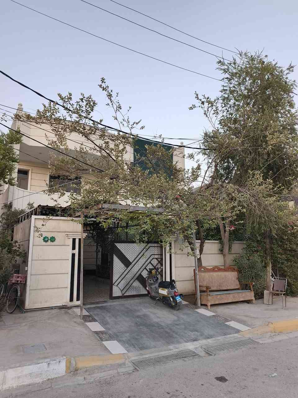 سلام عليكم بيت للبيع المساحه 250متر طابقين ركن كامل مكمل على اخر حبايه العنوان بهرز حي الشرطه يتكون من غرفتين نوم وصاله وصحيات وحمام ومطبخ وستقبال وكراج وحديقه والطابق الثاني يتكون من تلث غرف وصحيات وحمام لل أستفسار على الرقم ***********
