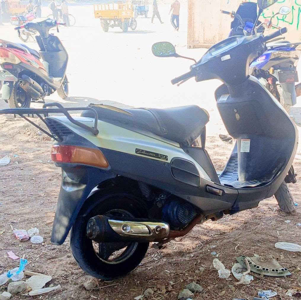 سلام عليكم دراجه لبيع حاويه مامفتوحه 
شرط بس بانزين اودهن 
السعر 950اوبيه مجال 
***********
