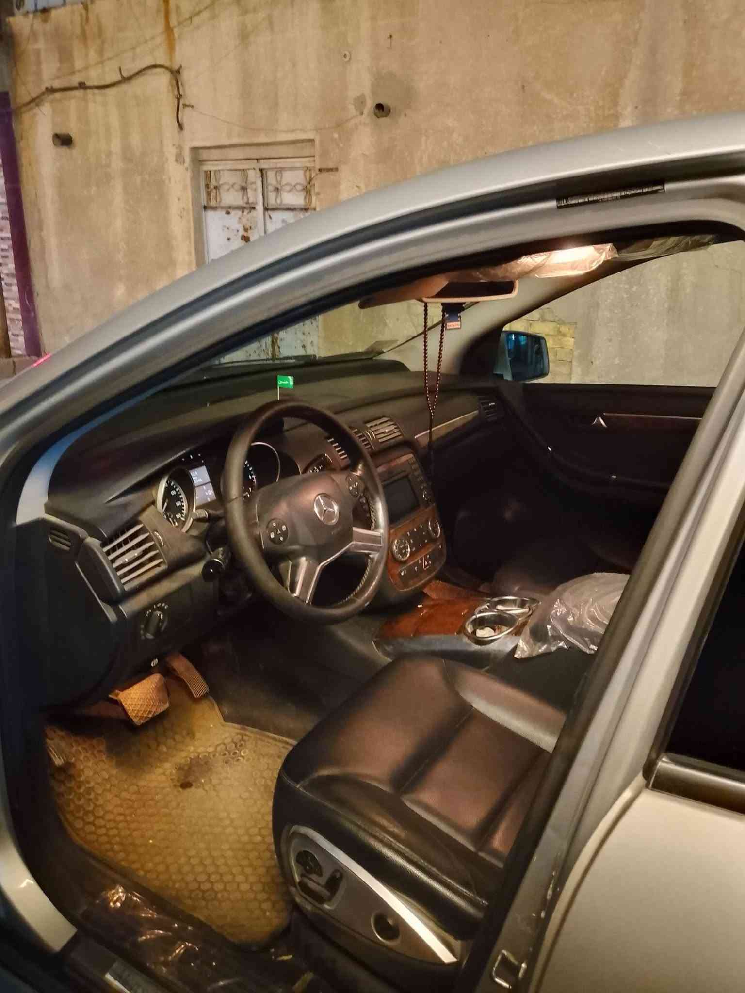 مارسدس موديل 2013 R350
جديد بدون كص كفاله من كلشي 
فور ويل 
7راكب جديد 

بيع فقط 

العنوان بغداد مدينة صدر 
***********
