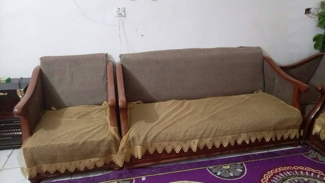 ٣ قنفات كبار • ٢ كراسي • نضيف