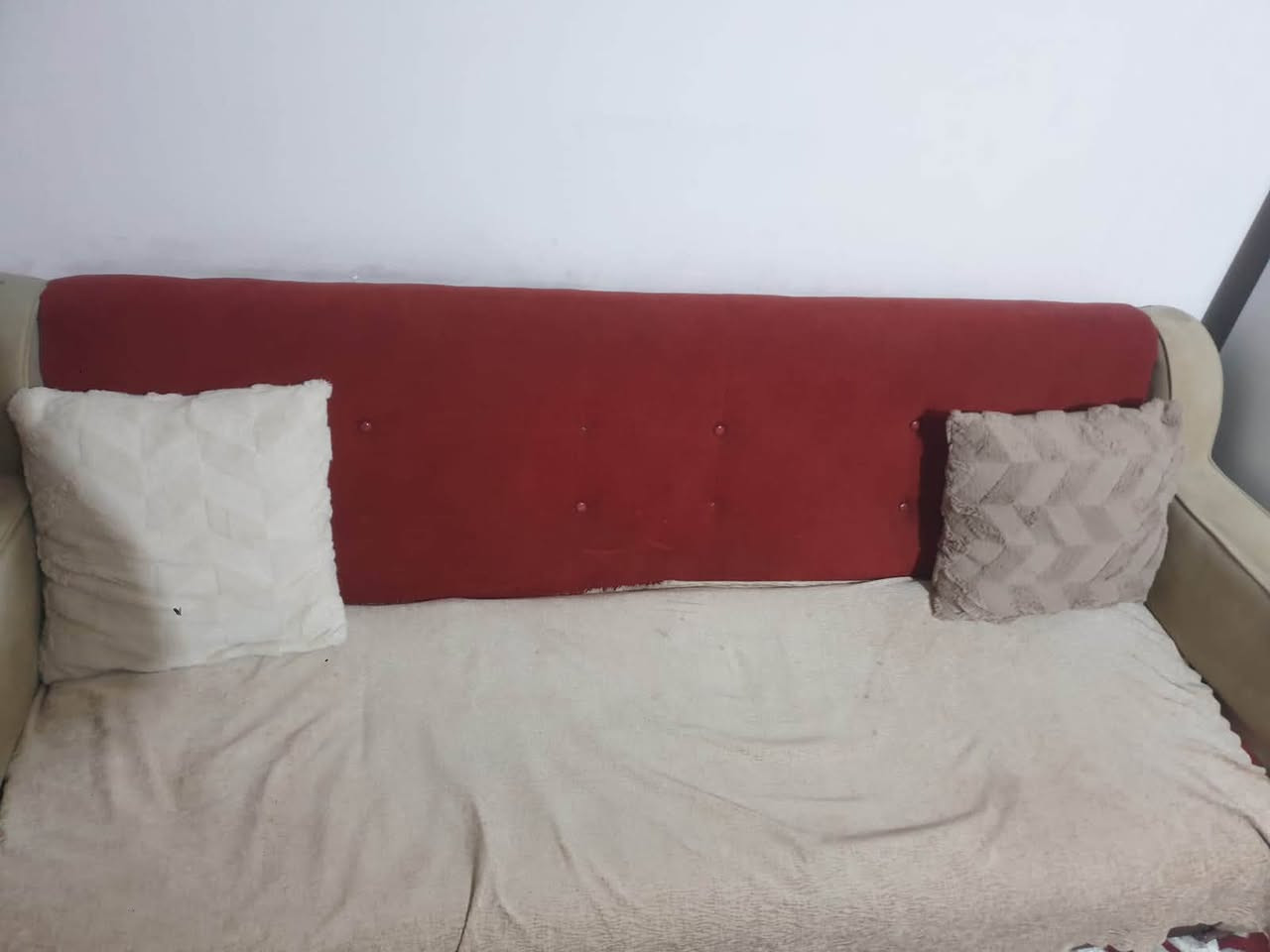 سلام  عليكم
تخم قنفات عراقي للبيع
( ٢ قنفه فردي  - ١ قنفه ثنائيه - ١ قنفه ثلاثيه) 
ضرر فقط قنفه ثلاثيه احد ارجل مكسوره 
سعر ١٢٥ الف دينار 💵 
مكان كربلاء  
للتواصل على رقم ***********

مامتواجد على فيس للتواصل اتصال او واتس اب على رقم اعلاه
