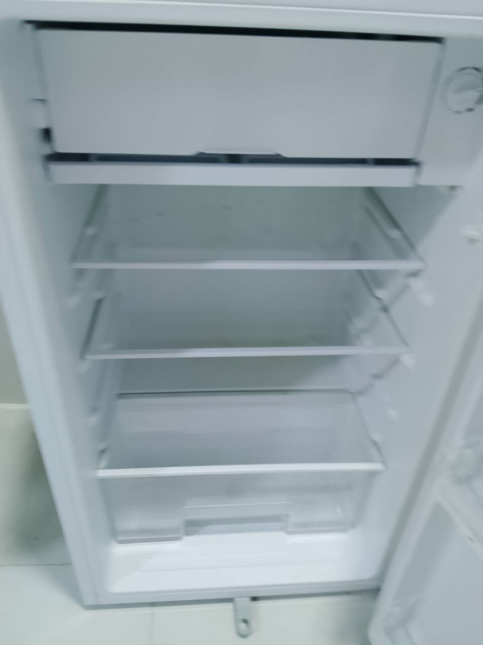 ثلاجه صغيره مال غرفه جديده استخدمه اقل من شهرين للبيع ١٤٠ ألف وبيها مجال بسيط التواصل على ***********
