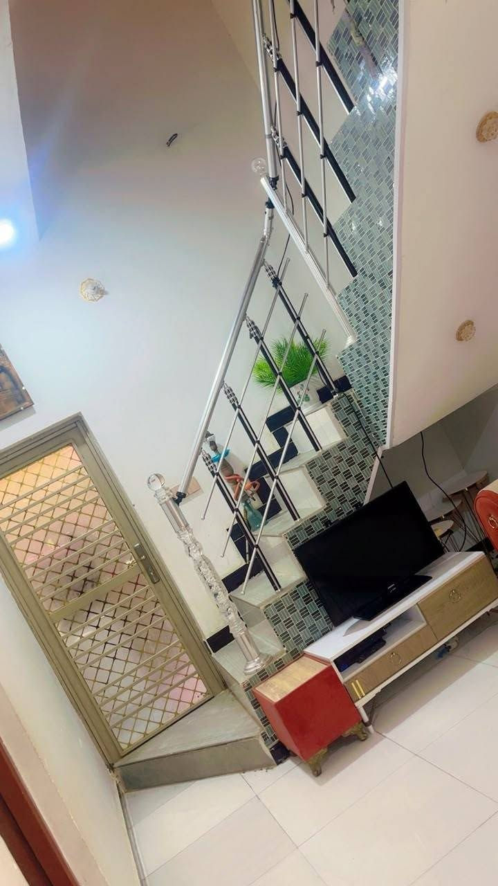 بيت خلفي ميت متر حي الفداء مقاطعه 24 يشمل صاله وغرفه ومطبخ وستقبال وصاله فوك ***********
