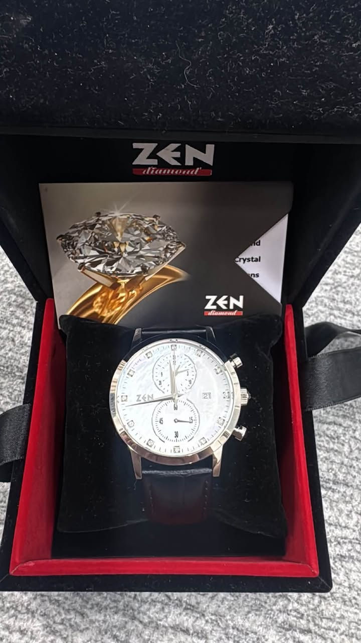 للبيع ساعة ZEN Diamond الأصلية – بحالة ممتازة
فرصة لاقتناء ساعة فخمة وأنيقة،  وخفيف، مع كامل ملحقاتها الأصلية.

المواصفات:

1. ماكينة سويسرية تعمل بالبطارية 🔋

2. مرصعة بألماس طبيعي 0.20 قيراط

3. تحتوي على 1 غرام ذهب (حسب الفاتورة الأصلية)

4. زجاج Sapphire Crystal مقاوم للخدوش

5. هيكل Stainless Steel بالكامل

6. مقاومة للماء

7. سوار جلد طبيعي فاخر

8. مع العلبة الأصلية، البطاقة، والفاتورة الأصلية

الحالة: ممتازة جداً استخدامة قليل كلش 

الساعة أصلية 100%، مشتراة من الوكيل الرسمي، وجميع مواصفاتها مثبتة بالفاتورة والبطاقة الأصلية.

السعر 1,300,000 الف و بيه مجال 

للاستفسار خاص او على رقم ***********
