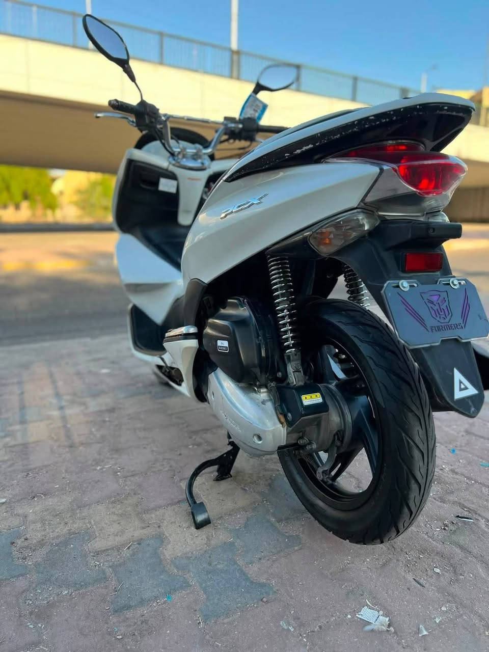 السلام عليكم
Pcx الجيل الاول 
الدراجه فول خير من الله لا تنقيص لا تبخير المكينه مكفوله كفاله عامه من البرغي 
بيها طحه زغيره بالدشبول فقط 
اي نقص مابيها الشراي ينتصل ويدلل 
رقمي ***********
السعر 11$ بيها مجال شي بسيط
